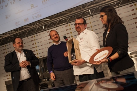 PhotogalleryClaudio Ceroni (di spalle) e Paolo Marchi (a destra) consegnano il premio Amici di Identit&agrave; Golose al giornalista del Corriere della Sera Roberto Perrone, al fotografo Bob Noto e al regista Elvio GorelliDavide Scabin del Combal.Zero di Rivoli ("Pasta e insalata", portata salata) e Nino Di Costanzo del Mosaico del Terme Manzi a Ischia ("Napul &eacute;", portata dolce), premiati per il Piatto dell'anno da Cesare Baldrighi, presidente del Consorzio Grana Padano. All'estrema sinistra, Antonino Maresca, pasticcere dietro a Di CostanzoGiuseppe Iannotti del ristorante Kresios di Telese Terme (Benevento) riceve il premio Vent'Anni da Clement Vachon, International relations, events and communication manager di San Pellegrino. A sinistra Claudio Ceroni di MagentaBureauTonino Cannavacciuolo, chef di Villa Crespi sul Lago D'Orta in Piemonte, premiato da Sara Peirone, Responsabile Top Gastronomy di Lavazza: &egrave; suo il Premio Tipicit&agrave; Italiana in CucinaPremio Birra in Cucina a Fabio Barbaglini dell'Antica Osteria del Ponte alla Cassinetta di Lugagnano (Milano). Con lui, Alfredo Pratolongo, direttore Comunicazione a Affari istituzionali di Heineken Italia. A destra, Christian Milone, chef della Gastronavicella di Pinerolo (Torino), vincitore della seconda edizione del Premio Birra Moretti Grand CruPremio creativit&agrave; in cucina a Massimiliano Alajmo, chef e patron delle Calandre a Rubano (Padova), premiato da Piero Gabrieli e Chiara Quaglia di Molino Quaglia. Con loro, Paolo Marchi e Francesca BarberiniLa chef di Glass Hosteria, Cristina Bowerman, premiata da Alberto Zenato della cantina Zenato: &egrave; lei Identit&agrave; Donna 2013
