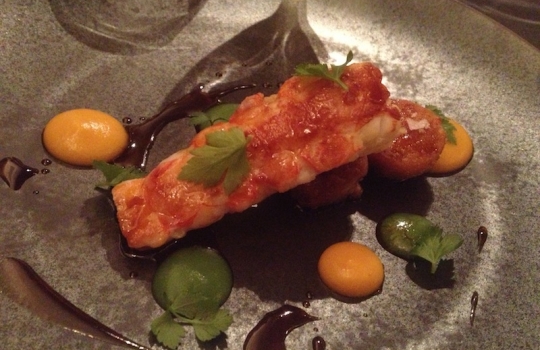 Galleria fotograficaLatte fermentato, Birra Moretti Grand Cru e pera salata
Il primo amuse-bouche &egrave; l&rsquo;embrione di una futura pietanza, nonch&eacute; un gi&agrave; discreto quadro di follia apreana: il latte &egrave; fatto fermentare a 40&deg;C per 4 giorni, la birra ridotta con agar agar e la pera salata, prevalente al gusto, &egrave; il lavoro su due testure (centrifugata e cruda). Partenza lanciataCrocchetta di patata e blu di bufala con ketchup di barbabietola
Gli stecchi reggono una crocchetta di patata &lsquo;classica&rsquo; (ma cotta nel sale, non in acqua), un erborinato a base di bufala (eretico per i campani, che ammettono solo il latte fresco) e in vetta, sotto l&rsquo;erba cipollina, un ketchup di barbabietola fresca rossa (che solo quello chiede una cottura di 7-8 ore, con aceto e zucchero). L&rsquo;acido e il grasso in un boccone, insomma. Cui se ne aggiunge un altro di chips di tapioca e peperoni di Senise (non inquadrate), in cui la tapioca &egrave; cotta come un risotto