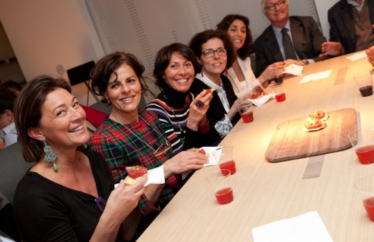 Galleria fotograficaCoda fuori dallo showroom Agape, via Statuto 12, per il piatto di Andrea Berton