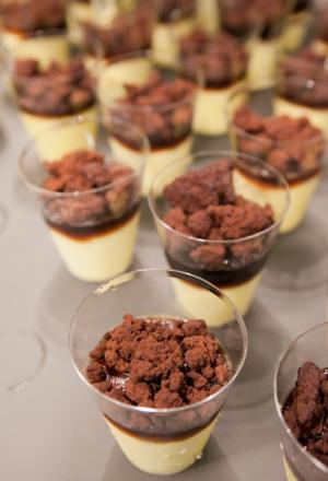 Galleria fotograficaCoda fuori dallo showroom Agape, via Statuto 12, per il piatto di Andrea BertonIl piatto di Berton:&nbsp;Focaccia di Recco con controfiletto di manzo crudo e composta di pomodoro piccanteAndrea BertonArclinea, corso Monforte 28: si preparano i fratelli&nbsp;Christian e Manuel Costardi, cuochi del ristorante Cinzia di VercelliL'imbuto di metallo per infilare il risotto nel barattolo warholiano. Alle spalle di Christian Costardi, Giulia Corradetti di Magenta BureauCostardi&rsquo;s tomato rice (omaggio a Andy Warhol)Manuel e ChristianLa gente godeCesar in via Larga 23, presidiato da&nbsp;Giovanni Ruggieri del ristorante RefettorioGiovanni Ruggieri con la sua&nbsp;Crema di patate con tarassaco all&rsquo;aceto di moscato, asparagi e salsa al crescioneGiovanni RuggieriTutti da Dada in via Larga, angolo piazza Santo Stefano, per&nbsp;Fabio Pisani e Alessandro Negrini di Aimo e NadiaFabio PisaniSpaghetti di Benedetto Cavalieri in cous cous con mozzarella di bufala campana, pomodori pugliesi &ldquo;al filo&rdquo; e profumo di limoni della CostieraLa granelle di cous cous &egrave; ricavata da spaghettoni frullati a crudoDa De Longhi, via Borgogna 8, c'&egrave; Alice Delcourt dell'Erba BruscaAlice DelcourtUltimo giro d'olio per il&nbsp;Cous cous speziato con erbe aromatiche, albicocche e zuccaMatteo Torretta ha cucinato allo Scavolini Store di piazza MissoriA destra Matteo Torretta, chef de Al V Piano di MilanoSotto al minipimer,&nbsp;Finto risotto di finocchi al sentore di sambucaLa spuma &egrave; di sambucaMatteo TorrettaDa Valcucine, corso Garibaldi 99, c'&egrave; il Ratan&agrave; di MilanoCesare Battisti, boss del Ratan&agrave;Il Risotto con verdure e erbe di primavere fresche, cotte e croccanti di BattistiTutti insieme appassionatamentePaolo MarchiOttava tappa: Febal, via FatebenefratelliIn secondo piano, Giovanni Giberti di Pav&eacute;