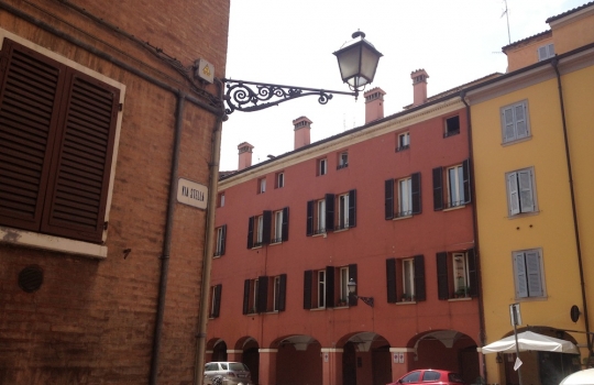 Photogallery






 
Modena’s colonnades, 186 thousand inhabitants and 3 restaurants with at least one Michelin star: Hostaria del Mare (1), Erba del Re (1) and Osteria Francescana (3 stars), our destination
 





