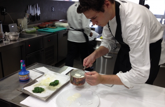 Galleria fotografica






Il nuovo ingresso dell'Osteria Francescana, via Stella 22













La cantina (con una parte) dei vini della Francescana: Bottura affetta per gli ospiti








Davide Di Fabio tra gli spazi della nuova cucina





