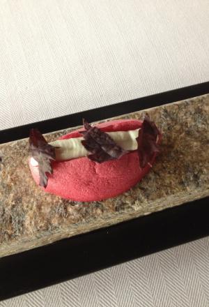 Galleria fotograficaCiocofoie
Un guscio di cioccolato 70% racchiude il ripieno di foie gras mi-cuit con qualche goccia di aceto balsamico tradizionale. Giusto per scaldare il motore
Alghe del nostro orto
Piatto border line, che gioca con una delle tecniche preferite dallo chef, quella della liofilizzazione e reidratazione, ne ha parlato anche a Identit&agrave; d&rsquo;Acqua, all&rsquo;interno dell&rsquo;ultima Identit&agrave; Milano. L&rsquo;insalata romana dell&rsquo;orto Zappatori viene prima liofilizzata e poi reidratata con succo d&rsquo;arancia, che le conferisce i muscoli agrumati necessari per reggere l&rsquo;impatto con una polvere di ostrica, gambero rosso e scampo.   Mica per tutti
