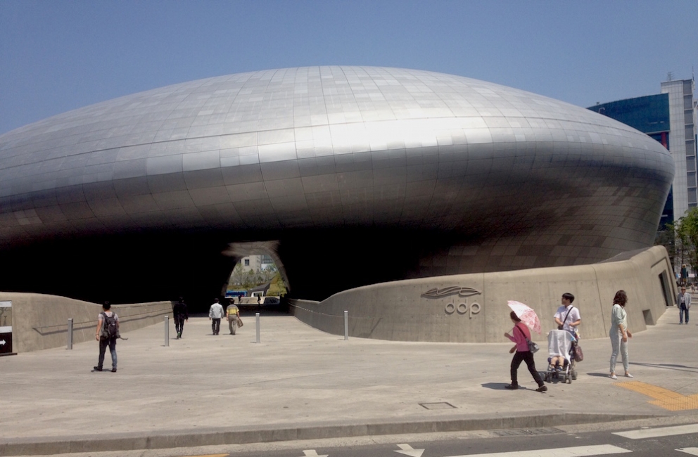 Galleria fotografica






Panoramica dal 32mo piano del Lotte Hotel di Seul. La capitale della Corea del Sud (che i locali pronunciano "sol"), con 10 milioni di abitanti (25 considerando tutta la proncia di Gyeonggi) è tra le città più popolose al mondo








Sfigurata nel Novecento dai Giapponesi (prima parte del secolo) e dalla guerra di Corea (1950-1953), oggi Seul ha un aspetto moderno, piuttosto occidentale





