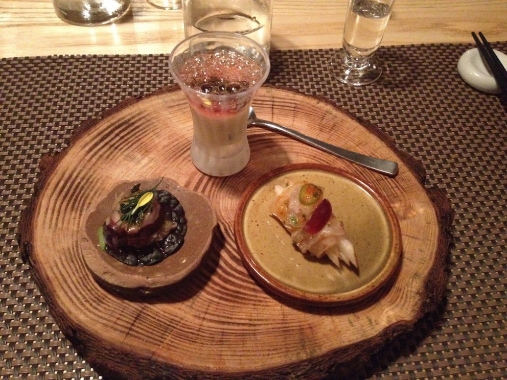 Galleria fotografica






Panoramica dal 32mo piano del Lotte Hotel di Seul. La capitale della Corea del Sud (che i locali pronunciano "sol"), con 10 milioni di abitanti (25 considerando tutta la proncia di Gyeonggi) è tra le città più popolose al mondo








Sfigurata nel Novecento dai Giapponesi (prima parte del secolo) e dalla guerra di Corea (1950-1953), oggi Seul ha un aspetto moderno, piuttosto occidentale








Con decine di milioni di turisti all'anno, Seul è tra le 10 città più visitate al mondo. Nella foto, una delle attrazioni più viste in città: il Dongdaemun Design Plaza, progettato da Zaha Adid e Samoo e completato nel marzo del 2014
 








A passeggio per il quartiere di Myeongdong, molto frequentato anche per l’alta concentrazione di ristoranti








Il viaggio era cominciato bene: tra le opzioni commestibili sui voli di Korean Air c’è proprio una squisita Bibimpap, con tanto di foglietto illustrativo








Bancarelle all’ingresso del mercato Namdaemun, tra i più popolari di Seul. Chiunque può andare e comprare; non occorrono licenze








Namdaemun, trippa a mollo








L’affitto di una bancarella al Namdaemun costa circa 2.000 dollari americani al mese, ma consente un ricavo medio mensile di almeno il doppio








Cozze giganti, molto popolari sulle tavole coreane








I mercati sono sterminati, molto puliti e per nulla caotici








All’interno del mercato, c’è anche un ristorante molto spartano e molto buono. Serve di tutto: hoe (pesce crudo), kimchi (verdure fermentate), guk tang (zuppe), bibimpap…








Baek kimchi: cavolo stufato con rape bianche, pere, prezzemolo coreano. Talvolta è servito anche con le castagne








Scodella di Bibimbap








Uova di quaglia bollite, aglio e edamame








A chiusura del pasto, ecco una bella zuppa fumante (erano le 8 del mattino)








Zuppa di alghe e merluzzo








Mingles, sulla Cheongdam-dong nel quartiere di Gangnam-gu, è l’indirizzo più interessante di cucina coreana contemporanea. L’ha aperto poco più di un anno fa Mingoo Kang, tornato a casa dopo esperienze da Martin Berasategui e da Nobu Bahamas








Mingoo Kang propone un solo menu degustazione da 88.000 won (circa 70 euro). Ognuno dei piatti contiene sempre un elemento fermentato








Mingles esprime un approccio creativo fondato però sulle salse fermentate, pilastro della cucina coreana tradizionale: cho (aceto), gan-jang (salsa di soia), gochu-jang (pasta molto piccante di peperoni rossi, fagioli di soia bolliti e sale), doen-jang (pasta di fagioli di soia), erbe e spezie





