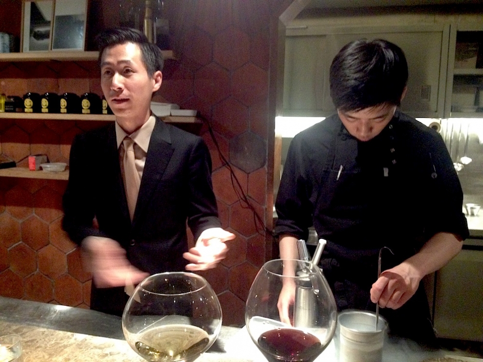 Galleria fotografica






Panoramica dal 32mo piano del Lotte Hotel di Seul. La capitale della Corea del Sud (che i locali pronunciano "sol"), con 10 milioni di abitanti (25 considerando tutta la proncia di Gyeonggi) è tra le città più popolose al mondo








Sfigurata nel Novecento dai Giapponesi (prima parte del secolo) e dalla guerra di Corea (1950-1953), oggi Seul ha un aspetto moderno, piuttosto occidentale








Con decine di milioni di turisti all'anno, Seul è tra le 10 città più visitate al mondo. Nella foto, una delle attrazioni più viste in città: il Dongdaemun Design Plaza, progettato da Zaha Adid e Samoo e completato nel marzo del 2014
 








A passeggio per il quartiere di Myeongdong, molto frequentato anche per l’alta concentrazione di ristoranti








Il viaggio era cominciato bene: tra le opzioni commestibili sui voli di Korean Air c’è proprio una squisita Bibimpap, con tanto di foglietto illustrativo








Bancarelle all’ingresso del mercato Namdaemun, tra i più popolari di Seul. Chiunque può andare e comprare; non occorrono licenze








Namdaemun, trippa a mollo








L’affitto di una bancarella al Namdaemun costa circa 2.000 dollari americani al mese, ma consente un ricavo medio mensile di almeno il doppio








Cozze giganti, molto popolari sulle tavole coreane








I mercati sono sterminati, molto puliti e per nulla caotici








All’interno del mercato, c’è anche un ristorante molto spartano e molto buono. Serve di tutto: hoe (pesce crudo), kimchi (verdure fermentate), guk tang (zuppe), bibimpap…








Baek kimchi: cavolo stufato con rape bianche, pere, prezzemolo coreano. Talvolta è servito anche con le castagne








Scodella di Bibimbap








Uova di quaglia bollite, aglio e edamame








A chiusura del pasto, ecco una bella zuppa fumante (erano le 8 del mattino)








Zuppa di alghe e merluzzo








Mingles, sulla Cheongdam-dong nel quartiere di Gangnam-gu, è l’indirizzo più interessante di cucina coreana contemporanea. L’ha aperto poco più di un anno fa Mingoo Kang, tornato a casa dopo esperienze da Martin Berasategui e da Nobu Bahamas








Mingoo Kang propone un solo menu degustazione da 88.000 won (circa 70 euro). Ognuno dei piatti contiene sempre un elemento fermentato








Mingles esprime un approccio creativo fondato però sulle salse fermentate, pilastro della cucina coreana tradizionale: cho (aceto), gan-jang (salsa di soia), gochu-jang (pasta molto piccante di peperoni rossi, fagioli di soia bolliti e sale), doen-jang (pasta di fagioli di soia), erbe e spezie








Composizione iniziale di amuse bouche. Da sinistra a destra: Polpo, foglia di senape e pasta di aioli fermentata; Gelatina di bacche omija, zuppetta di asparagi bianchi, mirtilli e spuma di aceto nero e Pera arrotolata nella sogliola (salsa di gochu jang marinata nello yuzu), uva e peperoncino








Sandwich di fegato di rana pescatrice in sfoglia di miele su chip di funghi








Insalata di noodle di riso con senape coreana, spuma di tofu, alghe marinate, abalone e aragosta








Torchon di foie gras marinato nel doen jang (pasta di fagioli di soia), vino di prugne dorate corane e kimchi bianco








Branzino al vapore con calamari mignon brasati in cima e alga combu, brodo di alghe, granchio e kimchi bianco








Cracker di alghe e tapioca con polvere di tartufo, uova di salmone, melanzana e purea di mango








Noodle di umami (capelli d’angelo, pasta di alghe e inchiostro di seppia), brodo di pollo e pesce, spuma di lemongrass, ricci di mare, ostriche fritte e gambero








Per dessert, Crème brulee di jang tro, pican di gan-jang, gochu-jang, gelato alla vaniglia e spuma di whisky








La squadra del ristorante Mingles fa festa a fine cena coi colleghi dell’Osteria Francescana. Al centro, Massimo Bottura, presenza illustre del Seoul Gourmet Festival (leggi qui)








Al centro, Vivian Han, patron del ristorante Congdu, uno dei più quotati in città, il posto ideale esperire la doppia anima della cucina coreana, tra la tradizione e una avanguardia moderata. Con lei si riconoscono lo chef Hwan Eui Lee e Chris Kwon, regista di sala (foto David Rosengarten)








The bella veranda del ristorante Congdu, indirizzo 116-1 Deoksu Palace








Spalla di maiale Jeju cotta in bassa temperatura per 48 ore con gimchi invecchiato








Carpaccio di manzo con 3 tipi di salsa di soia stagionata, caviale e insalata di fiori








Il cocktail più noto del Congdu: makgeolli di fagioli neri e ginseng rosso invecchiato 6 anni








AND dining, il ristorante di Jinmo Jang, si trova sulla Hannam-dong, quartiere di Yongsan-gu, quartiere vivace ad alto tasso hispter nella periferia meridionale della città. Si accede al ristorante di fine dining da una porticina, dopo aver passato una caffetteria da colazione








E’ un bancone di soli 8 coperti in tutto, con 3 persone in cucina. Solo menu degustazione da 130.000 won (105 euro circa)





