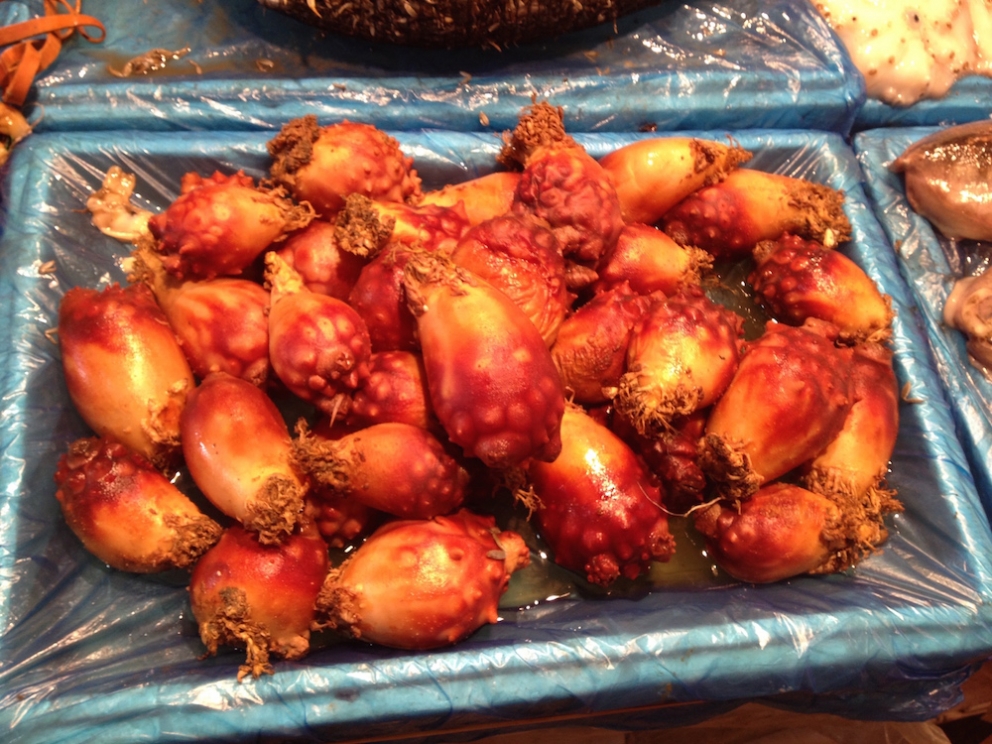 Galleria fotografica






Panoramica dal 32mo piano del Lotte Hotel di Seul. La capitale della Corea del Sud (che i locali pronunciano "sol"), con 10 milioni di abitanti (25 considerando tutta la proncia di Gyeonggi) è tra le città più popolose al mondo








Sfigurata nel Novecento dai Giapponesi (prima parte del secolo) e dalla guerra di Corea (1950-1953), oggi Seul ha un aspetto moderno, piuttosto occidentale








Con decine di milioni di turisti all'anno, Seul è tra le 10 città più visitate al mondo. Nella foto, una delle attrazioni più viste in città: il Dongdaemun Design Plaza, progettato da Zaha Adid e Samoo e completato nel marzo del 2014
 








A passeggio per il quartiere di Myeongdong, molto frequentato anche per l’alta concentrazione di ristoranti








Il viaggio era cominciato bene: tra le opzioni commestibili sui voli di Korean Air c’è proprio una squisita Bibimpap, con tanto di foglietto illustrativo








Bancarelle all’ingresso del mercato Namdaemun, tra i più popolari di Seul. Chiunque può andare e comprare; non occorrono licenze








Namdaemun, trippa a mollo








L’affitto di una bancarella al Namdaemun costa circa 2.000 dollari americani al mese, ma consente un ricavo medio mensile di almeno il doppio








Cozze giganti, molto popolari sulle tavole coreane








I mercati sono sterminati, molto puliti e per nulla caotici








All’interno del mercato, c’è anche un ristorante molto spartano e molto buono. Serve di tutto: hoe (pesce crudo), kimchi (verdure fermentate), guk tang (zuppe), bibimpap…








Baek kimchi: cavolo stufato con rape bianche, pere, prezzemolo coreano. Talvolta è servito anche con le castagne








Scodella di Bibimbap








Uova di quaglia bollite, aglio e edamame








A chiusura del pasto, ecco una bella zuppa fumante (erano le 8 del mattino)








Zuppa di alghe e merluzzo








Mingles, sulla Cheongdam-dong nel quartiere di Gangnam-gu, è l’indirizzo più interessante di cucina coreana contemporanea. L’ha aperto poco più di un anno fa Mingoo Kang, tornato a casa dopo esperienze da Martin Berasategui e da Nobu Bahamas








Mingoo Kang propone un solo menu degustazione da 88.000 won (circa 70 euro). Ognuno dei piatti contiene sempre un elemento fermentato








Mingles esprime un approccio creativo fondato però sulle salse fermentate, pilastro della cucina coreana tradizionale: cho (aceto), gan-jang (salsa di soia), gochu-jang (pasta molto piccante di peperoni rossi, fagioli di soia bolliti e sale), doen-jang (pasta di fagioli di soia), erbe e spezie








Composizione iniziale di amuse bouche. Da sinistra a destra: Polpo, foglia di senape e pasta di aioli fermentata; Gelatina di bacche omija, zuppetta di asparagi bianchi, mirtilli e spuma di aceto nero e Pera arrotolata nella sogliola (salsa di gochu jang marinata nello yuzu), uva e peperoncino








Sandwich di fegato di rana pescatrice in sfoglia di miele su chip di funghi








Insalata di noodle di riso con senape coreana, spuma di tofu, alghe marinate, abalone e aragosta








Torchon di foie gras marinato nel doen jang (pasta di fagioli di soia), vino di prugne dorate corane e kimchi bianco








Branzino al vapore con calamari mignon brasati in cima e alga combu, brodo di alghe, granchio e kimchi bianco








Cracker di alghe e tapioca con polvere di tartufo, uova di salmone, melanzana e purea di mango








Noodle di umami (capelli d’angelo, pasta di alghe e inchiostro di seppia), brodo di pollo e pesce, spuma di lemongrass, ricci di mare, ostriche fritte e gambero








Per dessert, Crème brulee di jang tro, pican di gan-jang, gochu-jang, gelato alla vaniglia e spuma di whisky








La squadra del ristorante Mingles fa festa a fine cena coi colleghi dell’Osteria Francescana. Al centro, Massimo Bottura, presenza illustre del Seoul Gourmet Festival (leggi qui)








Al centro, Vivian Han, patron del ristorante Congdu, uno dei più quotati in città, il posto ideale esperire la doppia anima della cucina coreana, tra la tradizione e una avanguardia moderata. Con lei si riconoscono lo chef Hwan Eui Lee e Chris Kwon, regista di sala (foto David Rosengarten)








The bella veranda del ristorante Congdu, indirizzo 116-1 Deoksu Palace








Spalla di maiale Jeju cotta in bassa temperatura per 48 ore con gimchi invecchiato








Carpaccio di manzo con 3 tipi di salsa di soia stagionata, caviale e insalata di fiori








Il cocktail più noto del Congdu: makgeolli di fagioli neri e ginseng rosso invecchiato 6 anni








AND dining, il ristorante di Jinmo Jang, si trova sulla Hannam-dong, quartiere di Yongsan-gu, quartiere vivace ad alto tasso hispter nella periferia meridionale della città. Si accede al ristorante di fine dining da una porticina, dopo aver passato una caffetteria da colazione








E’ un bancone di soli 8 coperti in tutto, con 3 persone in cucina. Solo menu degustazione da 130.000 won (105 euro circa)








Jinmo Jang, 30 anni, e il suo sous chef ByeongCheol Mun, 21 anni. La cucina di AND parte da una base coreana ma poi spazia in tutto il mondo, con richiami alla Nordic Cuisine e ampie parentesi anche al tecno-emozionale di stampo spagnolo (sifoni, maltodestrine, eccetera)








Amuse bouche: Minisandwich di mela e formaggio di capra, croquette alla carota e arancio, latte di tigre e tuorlo d’uovo al tartufo. Sotto, tartufo al cioccolato e gochujang








Tartare di capasanta con latte di ricci di mare e neve








Sea ("mare"): sabbia edibile di aringhe affumicate, alghe, olio di fagioli fermentati con maltodestrina di tapioca. Il tutto è servito con gamberi al vapore, lumache di mare, vongole, ostriche feremntate e tunicata








Abalone e uova di triglia disidratate








Anatra su salsa di bietole








Peperoncini all’ingresso del Noryangin, l'altro monumentale mercato della città (con wi-fi pubblico)










