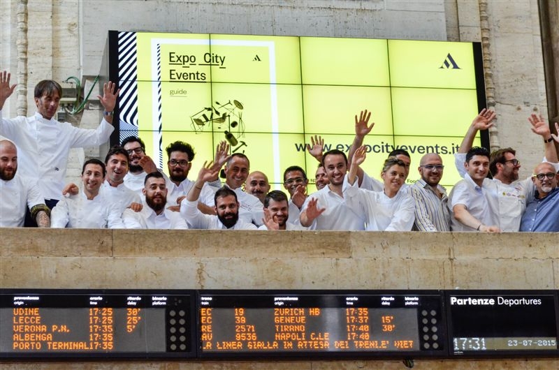 Galleria fotograficaLa presentazione di "100 chef x 10 anni": il microfono a Claudio Ceroni, patron MAGENTAbureauPaolo Marchi con Massimo BotturaGli chef affacciati alla balconata della Stazione Centrale di MilanoIl saluto degli chef