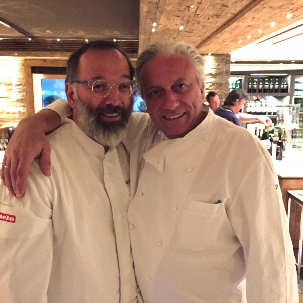 Galleria fotograficaIn attesa della cena, Paolo Marchi, Ludovica Rubbini (El Brite de Larieto, Cortina), Cristian Deflorian (Felicetti), Davide Scabin (Combal.zero a Rivoli, Torino)&nbsp;e Riccardo Felicetti (Monograno Felicetti)Ultimi ritocchi al ristorante&nbsp;a La Corte del Lampone del Rosapetra Resort di Cortina, chef&nbsp;Alessandro Favrin