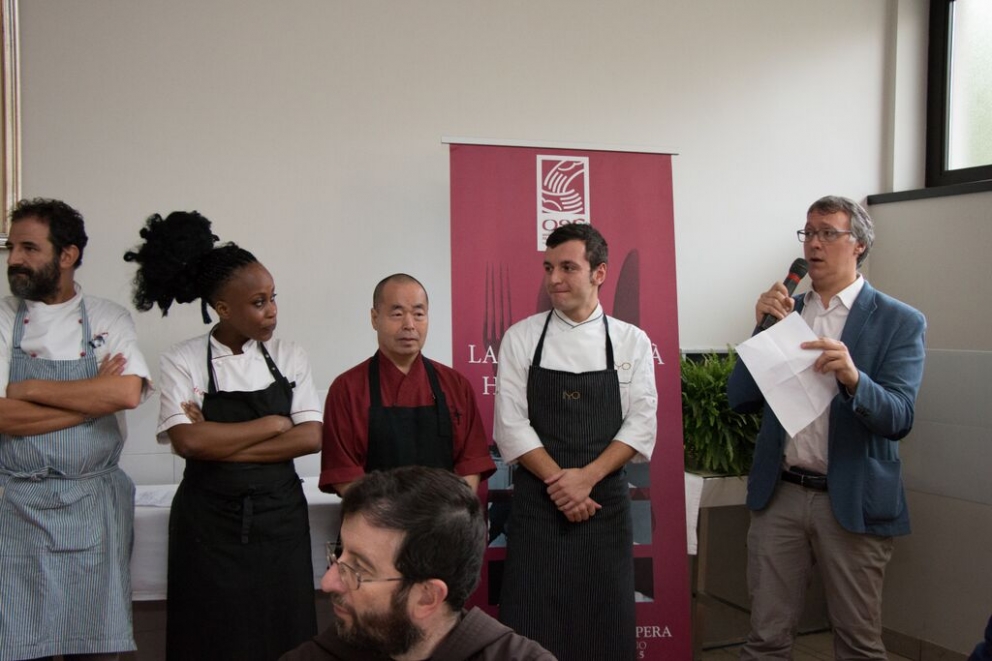 Galleria fotografica"Grandi cuochi all'opera" &egrave; la quinta edizione di un evento benefico concepito da Identit&agrave; Golose. Il tema di fondo cambia ogni anno: quest'anno era&nbsp;"Il mondo a tavola a Milano"
&nbsp;Cesare Battisti del Ratan&agrave;, unico chef italiano presenteIl pane di Massimo Grazioli: avanzato, imbustato e regalato agli ospitiVictoire Goulubi, cuoca congolese da anni a MilanoJuan Lema, Trattoria Mirta, cuoco uruguaiano che lavora nel silenzio&nbsp;Focaccia mortadella e mela di BattistiBattisti con Samuele MaioBattisti, Goulubi, IchikawaHaruo Ichikawa di IyoGuoqing Zhang, Bon WeiGuoqing Zhang e&nbsp;Chiara Wang Pei,&nbsp;Bon WeiNutrito il plotone di sponsor che ha voluto dare una mano alla rassegna:&nbsp;Grana Padano, Consorzio Italia del Vino,&nbsp;Birra Moretti, Acqua Panna e S.Pellegrino, caff&egrave; Lavazza190 posti a sedere. Tutto esauritoClaudio Ceroni e Padre Maurizio