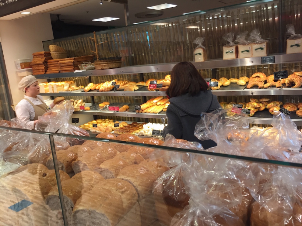 Galleria fotograficaKobe, un milione e mezzo di abitanti, &egrave; la capitale tranquilla della prefettura giapponese di Hyogo, a sua volta inserita nella macro-regione di Kansai, raggiungibile dall&rsquo;aeroporto internazionale di Osaka. Kobe dista da Osaka un&rsquo;oretta di macchina e 23 minuti di Shinkansen, i treni ad alta velocit&agrave; del Giappone. La tratta Kobe-Tokyo, circa 550 chilometri, si percorre in appena 2 ore e mezza
La prefettura di Hyogo - divisa nelle 4 province di Settsu (Kobe), Harima, Tamba e Tajima - unisce due coste: il mare del Giappone e il mare di Seto nel Pacifico a sud. Il suo simbolo &egrave; il castello di Himeji, patrimonio mondiale dell&rsquo;umanit&agrave; Unesco, eretto nel 1601. Tra poche settimane, tutt&rsquo;attorno, cominceranno a fiorire i ciliegi, uno spettacolo molto atteso&nbsp;(foto&nbsp;dronestagr.am)
La fama di Kobe accrebbe nel 1868 quando venne aperto il porto, che oggi dialoga con 500 altri porti di 130 paesi nel mondo. &Egrave; una tappa popolare per le navi da crociera. Kobe &egrave; un centro importante per le industrie pesanti e l&rsquo;acciaio: tra le altre, Kawasaki, Mitsubishi e Toshiba (foto seanews)

&nbsp;
Uno dei poli&nbsp;gastronomici pi&ugrave; vivaci di Kobe &egrave; sotterraneo, nel centro commerciale di Sogo. Decine di isole curatissime, con prodotti gastronomici di ogni genere. In primis, esercizi di patisserie e chocolaterie, una replica perfetta dei modelli francesi
