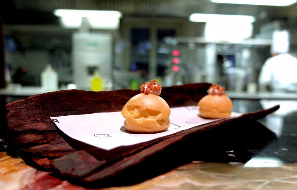 Photogallery






A new Lorenzo Cogo at the new El Coq, since July 2016 in the heart of Vicenza









At the entrance, the Carlton library by Ettore Sottsass, a great designer, founder of the  Memphis Group. In fact, it is entirely made in sugar, the work of artist Marco Chiurato

 









We get to the first floor: the perspective at the entrance recalls the depth of Palladio’s works









The elegant dining room









Precious cutlery by Giò Ponti for Sambonet. Everything is studied: the colour of the tablecloth is inspired by the roof of the Basilica Palladiana









The view from the dining room...









...and from the kitchen









Let’s start: Cherry tomato, angustura, vegetable jus. All the photos of the dishes are by Tanio Liotta









Beetroot macaroons with radicchio and Béarnaise sauce with mint 






