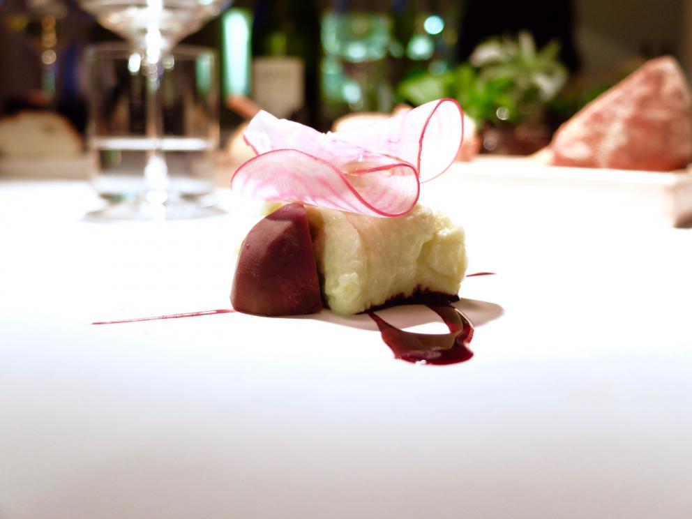 Galleria fotografica






La nostra splendida cena da Antonia Klugmann nelle foto di Tanio Liotta. Si inizia con Fagottino di bieta sbollentata, carota candita, curcuma, peperoncino, succo di limone e trifoglio









Cozza di Sistiana, bottarga (in gel e grattugiata), zenzero candito, prezzemolo, coriandolo e nigella: buonissimo






