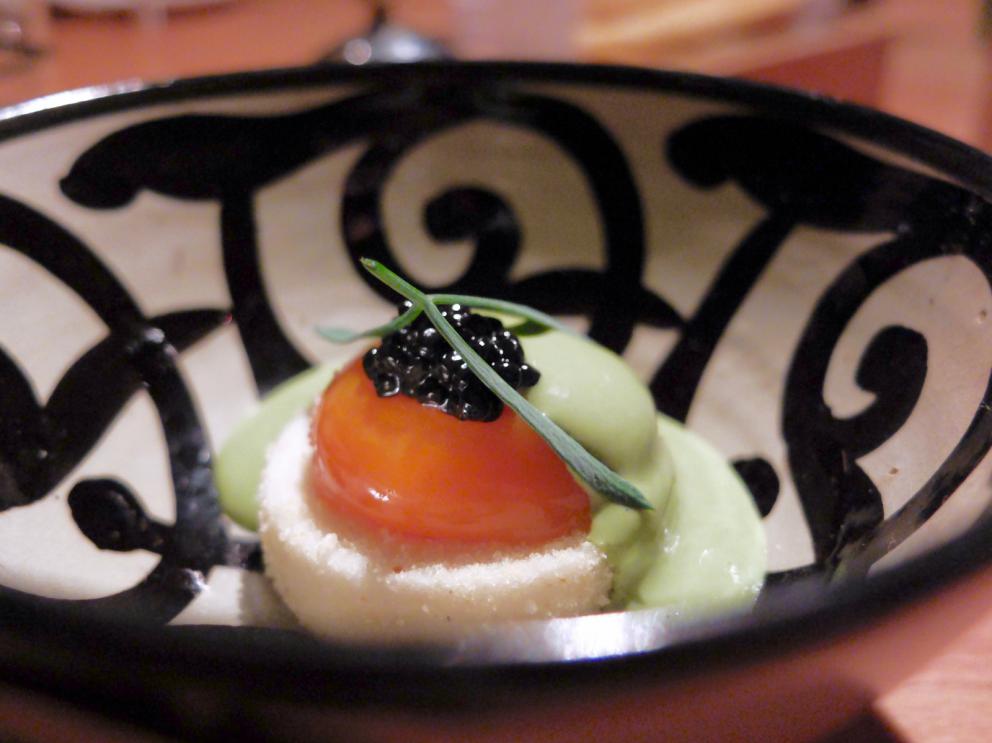 Galleria fotografica






Bellissima cena da Milone negli scatti di Tanio Liotta. Si inizia con un Tris di antipastini all'italiana, l'abbinamento è con una camomilla calda (!). Qui Cocktail in salsa Aurora… 30 anni dopo, ossia il cocktail di gamberi senza gamberi: tapioca, salsa rosa, uova di pesce volante e di trota, lattuga scondita. Gran livello









Sempre dal Tris, il secondo piatto: Insalata di pollo. Si tratta di misticanza all'olio di melissa con fondo di pollo e pelle di pollo croccante. Anche questo buonissimo






