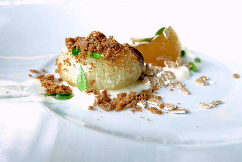 Galleria fotografica






Uomini e donne de La Tana Gourmet quasi al completo: da sinistra Alessandro Dal Degan, il pastry chef Denny Caliaro, Marco Perin, Jacopo Robelli, Giada Mastrotto, Enrico Maglio. Le foto sono di Tanio Liotta









Salsa all'uovo, pecorino e pepe con cracker ai cereali









Chips di patate, carote e amaranto






