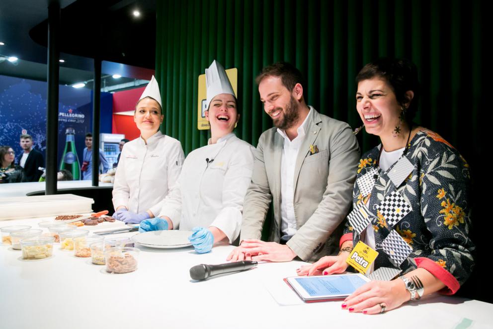 Galleria fotografica






Yannick Alléno davantin allo stand S.Pellegrino "The Experienze Table"









Matteo Lunelli, Oscar Farinetti, Francesco Cerea e, seduti, Josep Roca e Antonio Santini






