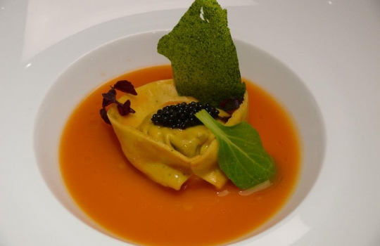 Galleria fotograficaOstrica con cru di cacao, lardo di colonnata, limone e crema di erbe di Salvatore BiancoFrittella di murena con torzella stufata e maionese di limone in cartoccio di Pasquale Palamaro
