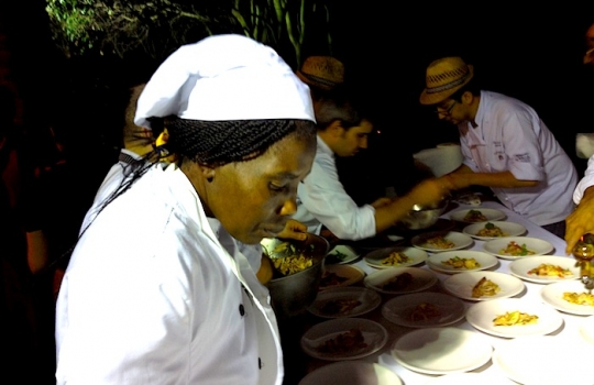 Galleria fotografica






Un'installazione eloquente al primo piano di Casa Puddu. La struttura in cui è inserito il ristorante ospita al primo piano una serie (molto mutevole) di opere d'arte di giovani artisti








La cantina dei vini del S'Apposentu ospita anche un numero notevole di forme di formaggio di varie stagionature (pecorino, soprattutto)








L'orto inserito nel complesso di Casa Puddu. E' il vero regno di Roberto Petza, che troverete molto abbronzato non certo perché se ne va al mare: trascorre ore a curare ortaggi e germogli da lui stesso piantati








Casa Puddu dall'esterno. Il complesso, risalente a inizio Novecento e ristrutturato di recente, offre un bell'esempio di liberty sardo (anzi campidanese, anzi della Marmilla) 








Galline razzolano nell'aia ricavata in un fazzoletto di Casa Puddu. Ve le ritroverete nel piatto in forma di brodo o carne (se non ci pensano prima le volpi del circondario, che vengono spesso a far strage di notte)








Gamberi con liquirizia e insalata estiva, entrée fresca e balsamica in carta al S'Apposentu








Zuppa con uova delle nostre galline, crema di patate, cipolle e tartufo scorzone di Nurallao








Ravioli di melanzane affumicate, tartufo scorzone e pecorino, una sintesi di proporzioni calibrate tra contenuto, contenitore e condimento








Maialino brado cotto nel fumo di mirto con salsa alla malvasia e patate affumicate: disossato, passato in padella, messo nel Roner 8 ore e poi ancora passato in padella. Carne molto tenera








Puistéris della cantina sociale Il Nuraghe, un bell'esempio di Semidano del Campidano Doc








Il viticoltore Pietro Lilliu tra le vigne della sua azienda in Marmilla








Dalle vigne della Cantina Lilliu di Ussaramanna esce anche il Dicciosu, un convincente Cannonau








I protagonisti nella "Cena del bosco", concertata in apertura del festival di Siddi Appetitosamente. Da sinistra si riconoscono 3 dei 4 autori (il quarto è lo stesso Petza): Emanuele Serra del Liit di Bangkok (Tailandia), Angelina Anyango Opondo del St. Kizito di Nairobi (Kenia) e Stefano Deidda del Corsaro di Cagliari. Un successone per 130 fortunati commensali








L'insalatina di capocollo di maiale piccante di Emanuele Serra, piatto d'apertura della Cena nel Bosco





