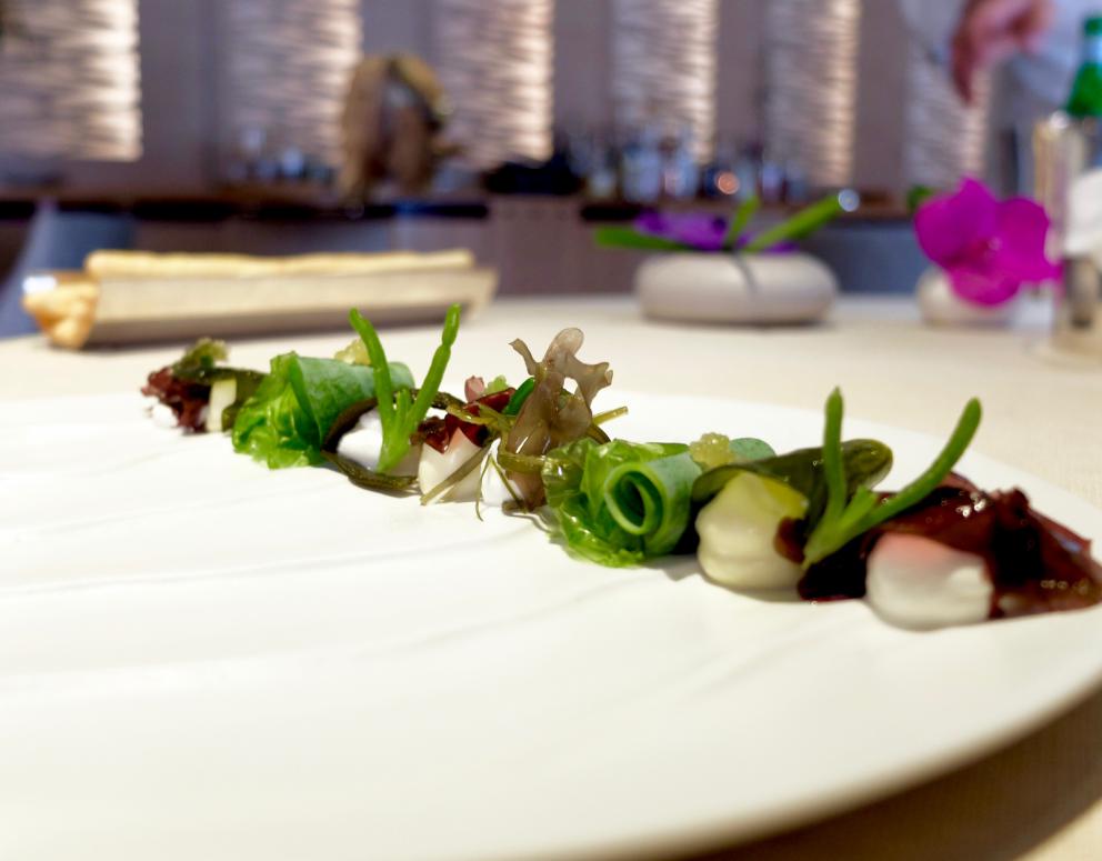 Galleria fotograficaUn pranzo spettacolare grazie a Michela ed Emanuele Scarello. Lo raccontano gli scatti di Tanio Liotta. S'inizia con gli appetizer: Sfera di zucchine trifolate e gel di menta, Cono di insalata russa e farina di ceci, Cialda di fagioli, lenticchie e amaranto e patate di Godia, Spugna di erbe verdi e cipolla fondente, Meringa al formaggio soffiato, Croccante di pistacchi, Grana Padano e caff&eacute;. E ancora: prosciutto crudo San Daniele Dall'Ava, grissini di polenta, ricotta fresca con erba cipollina
Gocce di cipolla con siero di latte, aglio orsino e caviale: piatto insieme delicato e di classe
Parfait di seppia con il suo nero e tuorlo candito al burro. La seppia &egrave; prima cotta a poi tostata, la consistenza perfetta
