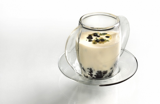 Galleria fotograficaSi parte con gli amuse-bouche, tra i quali anche uno spicchio di pizza, nella versione &ldquo;a vapore&rdquo; brevettata da Massimiliano e Raffaele (ne abbiamo parlato qui). Buona, &egrave; buona; poi, rende bene il tentativo delle Calandre di scrollarsi di dosso l&rsquo;ampollosit&agrave; del tristellato per indossare abiti pi&ugrave; casual (foto Passera)SCAMPI TOSTATI CON "FORMAGGIO" FRESCO DI LATTE DI FAVE, RADICCHIO E MELE
Formaggio tra virgolette, perch&eacute; si tratta in realt&agrave; di un tofu ottenuto da latte di fave fatto cagliare con l'aggiunta di nigari, un cloruro di magnesio estratto dall'acqua di mare. Fa da base agli scampi tostati. Il piatto &egrave; fresco e aromatico, anche per il forte impatto delle note agrumate dovute all'uso di succo di limone nella preparazione del tofu e poi dell'essenza spray di limone, della linea In.gredienti, che viene spruzzata a mise en place terminata, andandosi a fondere in difficile equilibrio con i sentori amarognoli del radicchio e quelli dolci della mela. La carnosit&agrave; iodica dello scampo, comunque, ne risulta perfettamente rispettata. La ricetta &egrave; raccontata dallo stesso Alajmo. Che poi dice: &laquo;E' una delle prime preparazioni che evidenzia la sensazione lattica di un vegetale. Caratteristica dominante &egrave; la leggerezza, unita alla percezione di totale integrit&agrave; di scampi, fave, mela, delle materie&raquo;&nbsp;(foto Sergio Coimbra)