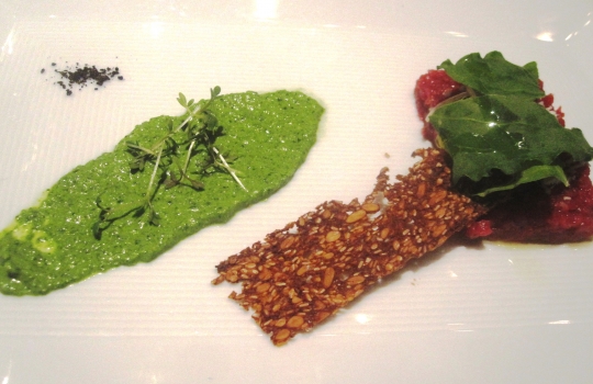 Galleria fotografica






Grande poco più della Svizzera, l'Estonia è la più settentrionale delle Repubbliche Baltiche. E' entrata nell'Ue nel maggio 2004 e, da gennaio scorso, adotta l'euro come moneta unica. Il 10% del suo territorio è composto da isole e isolotti (in tutto, 1.520)








<p>Tallinn, capitale dell'Estonia, ha 400mila abitanti circa, più o meno come Firenze. Nota come "città della pietra calcarea", la cinta muraria della complesso medioevale misura 2 km e conta su 26 torri. Uno spasso girare per i viottoli, specie nei giorni di sole</p>








Il più illustre cuoco della nazione è Dimitri Demjanov, co-autore del libro in foto, accademico dell'Estonian Culinary Institute nonché coach della delegazione nazionale estone in concorso agli ultimi Bocuse D'Or. Tecnica francese e fascinazioni scandinave contemporanee (Renè Redzepi, Claus Meyer...), si batte per la crescita gastronomica del Paese: «fino a due anni fa nessuno qui sapeva nulla sulla stagionalità dei prodotti...», spiega








Il ristorante Gloria di Dimitri Demjanov in centro a Tallinn. All'interno, un complesso di cunicoli scavati nelle mura della città, 2mila etichette esposte e una sala in cui assaggiarre piatti classici di stampo russo/francese come Aringhe alla Romanov o Scaloppe di foie gras. Per una cucina più contemporanea, rivolgersi all'Egoist, altra insegna di proprietà. Il nome tradisce l'inclinazione all'ego-riferimento del suo proprietario








La Sogliola del Gloria di Tallinn, impeccabile nella sua classicità (e non nella luce dello scatto, ahinoi)








Pane di segale, aringhe, patate, carne di maiale affumicata, merluzzo, grandi marinature per preservare gli alimenti nella rigidità dell'inverno. Sono i pilastri della cucina estone nel racconto di Dimitri Demjanov








La sala del Ristorante Ö, di gran lunga il migliore della Capitale, ai margini delle mura della città vecchia. In cucina, Dmitri Fomenko, 30 anni. In carta, i vini italiani sono elencati prima di quelli francesi. Prezzi medi delle 3 portate: 13, 23 e 8 euro. Degustazione di 6 portate: 65 euro





