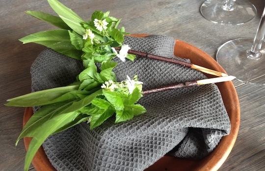 Galleria fotografica






In cammino verso il Noma. Il ristorante è al piano terra del palazzone più a sinistra. Per arrivarci dalla popolare insenatura di Nyhavn (il punto da cui è scattata la foto), occorre fare un bel giro. Ma si notano i lavori per la costruzione di un ponte. Che condurrà dritto all'insegna








Altra prospettiva sul Noma da Nyhavn. Il ristorante galleggia sulla Christianshavn, una delle tante isole artificiali che compongono Copenhagen








Di là del fiume, sulla lunga via che conduce allo spiazzo del Noma








Uno scenario molto tranquillo, di case pastello. Il silenzio è perché vanno tutti in bici













Al massimo si sente rombare qualche scafo








Il vascello davanti al Noma. Oltre a quella danese, sventolano le bandiere di Isole Far Oer e Groenlandia: le loro ambasciate sono nello stesso palazzo del ristorante. Coerenza nordica








Il retro del ristorante. L'80% delle 80 persone che lavorano al Noma viene a lavorare in bici, chef incluso








Dietro al ristorante, un'iscrizione ricorda i passeggeri scomparsi a bordo della danese Hans Hedtoft. Il transatlantico si scontrò il 30 gennaio 1959 contrò un iceberg in Groenlandia. Fu ritrovata solo una cintura di sicurezza
 








L'ingresso del ristorante, al civico 93 di Strandgade








La vista, ingresso alle spalle








Tra l'ingresso e la cucina a vista, spicca un corner di decoro simil-giapponese. A sinistra s'intravede Noma, time and place in Nordic Cuisine, edizioni Phaidon, un testo fondamentale per approfondire tutti i rivoli del Redzepi-mondo. La versione italiana si ordina qui








Una pianta di piccoli agrumi orla la cucina a vista








La porta d'ingresso vista dalla cucina








Le sedie, molto comode, sono anni Sessanta con schienali foderati di pelle di pecora, alcune più morbide di altre








I tavoli sono ampi e senza tovaglie. Attorno prevale il grigio e i colori rustici, sulle travi in legno del soffitto ma anche sulle divise dei ragazzi di sala








La finestra accanto al nostro tavolo








E' lo chef Rene Redzepi a introdurci al pasto: in un vaso di fiori danesi, l'unico pendaglio commestibile è una sorta di carta musica croccante (flatbread) di farina di malto all'aroma di ginepro. Nel piattino in basso, una deliziosa crème fraîche acida per intingerlo








Il flatbread è quello che svetta. "Ma se ci tenete, provate a mangiare anche i fiori", scherza Redzepi. Il cuoco scompare nelle segrete del Noma. Lo ritroveremo solo alla fine del pasto








Tutti i 14 appetizer si mangeranno con le mani. Unica posata, il coltello per tirar su e leccare la crème fraîche da sola (da fare quando tutti gli altri clienti son distratti, però)








Moss and Cep: Muschio di renna con polvere di funghi porcini. E' il corpo bianco, molto saporito ed evanescente, da intingere anch'esso nella crème fraîche
 








Crispy pork skin and black currant: Pelle di maiale croccante e ribes nero, lo strato più esterno. Aspro e croccante








Il ribes nero non ci lascerà prima di molto tempo








Blue mussels and celery: cozze e sedano. Solo due sono quelle buone








La parte inferiore del guscio è commestibile (ancora farina di malto)








Il quinto appetizer è nascosto in una deliziosa scatola di biscotti in latta della tradizione danese (chi non ricorda i Danish butter cookies?)








Cinque tondini, ma solo due "interessanti"








Si chiamano Cheese cookies, rocket and stems, letteralmente Biscotti al formaggio, ruchetta e gambi di erbe aromatiche, un felice snack potenzialmente riproducibile nei nord e nei sud del mondo








Appetizer #6: Potato and duck liver, Patate e fegato d'anatra: le patate croccanti sono in due strati e a mo' di sandwich racchiudono la mousse di fegato. La spolverata è di funghi trombette dei morti, disidratati e polverizzati, una tecnica che troveremo frequentemente








Dried carrot and sorrel, Carote grigliate a fuoco lento per 14 ore, disidratate e servite su polvere di fieno. Si intingono nell'emulsione di acetosella accanto. Un grande piatto perché di inattesa, energica acidità








Ottava entrée: Caramelized milk and cod liver, Biscotto di latte caramellato e fegato di merluzzo, quest'ultimo ghiacciato e pulito. Il secondo dona un aroma molto strong, che domina sul biscotto croccante. Per palati muscolari








Le uova dentro l'uovo








Pickled and smoked quails eggs, Uova di quaglia sbollentate, marinate e affumicate, un classico del Noma. Il tuorlo è completamente liquido








Col Veal fibres and söl, Filamenti di vitello e söl, decimo appetizer, entra in gioco per la prima volta un'alga di mare. E' il söl, appunto, dulse in inglese, Palmaria palmata nella tassonomia scientifica, un'alga rossa incastrata nei filamenti di vitello precedentemente tagliati sottili e poi fritti. Curioso l'impiatto a nido di ingredienti che alla fine incastrano terra e mare








Herb Toast and smoked cod roe, Toast alle erbe e uova di merluzzo affumicato, un'altra grandiosa tapa nordica da far su in due bocconi. Se non ricordiamo male, lo strato superiore è brodo di fegato d'anatra disidratato








Radish, soil and grass, Rapanello, "suolo" ed erba, un altro grande classico del Noma, un paesaggio commestibile di chiara genesi basca-adrianesca, molto replicato negli anni. Carote baby e rapanelli sono interrati in un "suolo" che è una crema di farina di malto con nocciole disidratate. Sotto ancora, uno yogurt di erbe. Finite le verdure, abbiamo chiesto dei cucchiaini per ripulire il suolo








Una foto (di spreadbutter) chiarisce meglio il contenuto del vasetto








Æbleskiver e muikku, penultimo appetizer, di concezione piuttosto recente. Un'antica tradizione dolce danese (Æbleskiver significa "piccoli pezzi di mela" ma la mela qui non c'è) è presentata in versione salata. Code e teste dei muikku, sorta di aringhe baby, sono infilzate in due bigné dall'impasto molto morbido con del ripieno di cetriolo marinato, ben riconoscibile al palato. L'aspetto dispone il cliente alla sfida ma la sua bizzarria visiva si scioglie presto in due bocconi morbidi, eleganti e deliziosi








Ultimo di 14 appetizer: Sorrel leaf and cricket paste, Foglia di acetosella (leggermente piccante) con pasta di grillo. Sì, proprio l'insetto dei prati, qui in consistenza di crema, inserita nel gambo dell'acetosella. Mettendo a fermentare grilli e orzo fermentato, Redzepi ha ottenuto una sorta di garum molto interessante, simile alla soia. Completa il piatto in foto, una granita di nasturzio ghiacciato








E il vino? Non producendo la Danimarca nettari di rilievo, è forse il capitolo meno allettante del Noma. La carta è un trionfo di vini ottenuti in climi freddi: francesi, tedeschi o austriaci soprattutto. Vini di acidità spinta che si combinano bene con le prevalenti acidità dei piatti. Le persone inquadrate nella foto hanno optato per il pairing coi succhi di frutta, quelli sì interessanti e autoctoni: il percorso prevede 7-8 succhi tra cui carote e ginepro, sedano e sedanorapa, cetriolo, eccetera. E i vini italiani? Pochi e tutti rossi, soprattutto di produttori di nebbiolo del Piemonte. "Ma li chiedono solo i norvegesi", ci raccontano








Terminati appetizer e main courses, sbirciamo i lavori in cucina. In primo piano, Samuel Nutter, sous chef inglese








Al centro, riconosciamo Matthew Orlando di San Diego, 35 anni e da 4 e mezzo head chef del Noma. Più tardi ci rivelerà che entro un paio d'anni aprirà il suo ristorante a Copenhagen. "E Renè che ne pensa?", chiediamo. "E' proprio lui a incoraggiarci a metterci in proprio", risponde Orlando. Vero, chiedere anche a Christian Puglisi








Ancora Orlando ci spiegherà che, tra sala, cucina, preparazioni e laboratorio, il Noma arriva a impiegare dall'alba a mezzanotte fino a 80 persone








La cucina prevede 7 comparti: il caldo, il freddo, la pasticceria, gli snack, produzione e mise-en-place, le preparazioni della squadra del mattino e la ricerca (su quest'ultima torneremo più avanti). Gli stagisti scelgono di lavorarci, sapendo di non essere pagati. Redzepi riceve un centinaio di curricula a settimana





