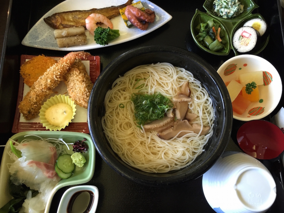 Galleria fotograficaKobe, un milione e mezzo di abitanti, &egrave; la capitale tranquilla della prefettura giapponese di Hyogo, a sua volta inserita nella macro-regione di Kansai, raggiungibile dall&rsquo;aeroporto internazionale di Osaka. Kobe dista da Osaka un&rsquo;oretta di macchina e 23 minuti di Shinkansen, i treni ad alta velocit&agrave; del Giappone. La tratta Kobe-Tokyo, circa 550 chilometri, si percorre in appena 2 ore e mezza
La prefettura di Hyogo - divisa nelle 4 province di Settsu (Kobe), Harima, Tamba e Tajima - unisce due coste: il mare del Giappone e il mare di Seto nel Pacifico a sud. Il suo simbolo &egrave; il castello di Himeji, patrimonio mondiale dell&rsquo;umanit&agrave; Unesco, eretto nel 1601. Tra poche settimane, tutt&rsquo;attorno, cominceranno a fiorire i ciliegi, uno spettacolo molto atteso&nbsp;(foto&nbsp;dronestagr.am)
La fama di Kobe accrebbe nel 1868 quando venne aperto il porto, che oggi dialoga con 500 altri porti di 130 paesi nel mondo. &Egrave; una tappa popolare per le navi da crociera. Kobe &egrave; un centro importante per le industrie pesanti e l&rsquo;acciaio: tra le altre, Kawasaki, Mitsubishi e Toshiba (foto seanews)

&nbsp;
Uno dei poli&nbsp;gastronomici pi&ugrave; vivaci di Kobe &egrave; sotterraneo, nel centro commerciale di Sogo. Decine di isole curatissime, con prodotti gastronomici di ogni genere. In primis, esercizi di patisserie e chocolaterie, una replica perfetta dei modelli francesi
Il pane &egrave; un simbolo importante per la gastronomia di Kobe, per i locali e per gli expat, circa 40mila residenti da tutto il mondo
I macaron, molto popolari nella Kobe bene
Passiamo alle meraviglie della gastronomia giapponese autentica: sempre sotto al centro commerciale Sogo, drappi di tessuto tinti con ideogrammi nascondono gli ingressi di piccole tavole a conduzione familiare, come questo teppanyiaki. Quattro tavoli in tutto, ognuno con piastra, per arroventarsi qualsiasi cosa. Nel nostro caso, soba meshi (noodle fritti con carne) e okonomiyaki, sorta di frittata. Vietato indossare maglioni pregiati
Nel centro di Kobe spunta anche una vivace Chinatown. Sono forti i legami commerciali tra la citt&agrave; giapponese e l&rsquo;isola cinese (con ambizioni irredentiste) di Taiwan
Le relazioni tra Kobe e Taiwan si sono rafforzate anche per un tragico destino comune: le calamit&agrave; naturali. Il terremoto di Kobe del 17 gennaio 1995 provoc&ograve; 6.400 vittime e 40mila feriti, danneggiando oltre 240mila palazzi. Nella foto, la prima sede del ristorante di cucina tradizionale Matsunoya dopo il sisma
Il ristorante Matsunoya &egrave; rinato in una nuova sede. Gli abbiamo dedicato un post
La chiusura del menu kaiseki del Matsunoya: t&egrave; matcha frullato per qualche secondo con canne di bamb&ugrave;, una preparazione molto popolare
Siamo accolti nel quartier generale della prefettura di Hyogo dal governatore in persona, il signor Toshizo Ido (nella foto, a destra). &laquo;Volevamo ringraziarvi anche per la nostra formidabile&nbsp;esperienza all&rsquo;Expo&raquo;, ci ha detto
I vasi di tulipani nel giardino della residenza del governatore di Hyogo
Dove comprare coltelli da cucina a Kobe? Coltelleria Kireaji-no-le, sulla Moto manchi dori, strada popolare per lo shopping
Con la pluri-premiata macelleria Moriya, passiamo al simbolo per cui la citt&agrave; portuale &egrave; famosa nel mondo: la carne di Kobe. Ottenuta da vitelli purosangue Tajima, vengono cresciuti per due anni negli allevamenti di Hyogo. Sulle sue caratteristiche di marmorizzazione abbiamo parlato diverse volte&nbsp;nei giorni di Expo. La curiosit&agrave; che non sapevamo &egrave; che fino al 1868, l&rsquo;anno in cui fu aperto il porto di Kobe, nessuno in citt&agrave; mangiava carne. Furono gli inglesi a insegnare loro l&rsquo;arte della macelleria. Purtroppo non riusciremo a visitare alcun allevamento. La motivazione ufficiale? &laquo;Dovreste stare qui a Kobe per almeno 80 giorni&raquo;, ci hanno spiegato gli interlocutori di Jetro Kobe, &laquo;solo da allora la vostra composizione batterica non risulter&agrave; pi&ugrave; nociva per i nostri bovini&raquo;
La carne di Kobe &egrave; servita in 37 insegne della citt&agrave; (e 300 in tutto il Giappone). Dove andare? Da Kobe Plaisir, al 2-11-5 della Shimoyamate, quartiere Chuo-ku
La lavagna del menu del ristorante Kobe Plaisir, un inno alla carne pi&ugrave; ambita del mondo
Lo chef del teppanyiaki, la spettacolare griglia di Kobe Plaisir
Sul suo vassoio, due meravigliose entrec&ocirc;te di carne di Kobe. Rosolate ai lati, rosse dentro, si squaglieranno in bocca
Impossibile chiedere una tartare di Kobe: vietate
Sulla griglia il ragazzo abbrustolir&agrave; anche cipolle, funghi, melanzane e rape
Comincia il tour lontano da Kobe, a caccia delle altre bont&agrave; della prefettura di Hyogo. Iniziamo dal miso dell&rsquo;azienda centenaria Rokko di Ashya. Se in Italia dici miso, pensi a un prodotto unico. Ma, cos&igrave; come non esiste &ldquo;la birra&rdquo; o il &ldquo;vino&rdquo;, cos&igrave; dobbiamo abituarci a pluralizzare un genere che l&rsquo;Occidente ingenuamente interpreta spesso come singolare. Esistono infinite variet&agrave; di miso, a seconda delle tecniche di lavorazione (bollitura in acqua o a vapore del riso), del tipo di ingredienti utilizzati (riso, ma anche segale o grano, che poi vengono uniti a fagioli neri di soia cotti) e dell&rsquo;arco temporale di fermentazione
A tavola, l&rsquo;impiego del miso non &egrave; limitato, come crediamo in Italia, alla sola zuppa in apertura del pasto (o alla fine delle maratone: gli atleti la bevono subito per sciogliere i muscoli induriti dai chilometri): la letteratura gastronomica giapponese abbonda di marinature di carne e pesce e dessert
Il futuro miso &egrave; messo a fermentare per due anni pressato da massi rocciosi, sotto al pavimento dell&rsquo;azienda Rokko. Questi miso sono pregiati perch&eacute; la loro salinit&agrave; &egrave; molto inferiore rispetto agli stessi simili pi&ugrave; cheap
Asakuro sansho (pepe), messo sotto alcol. &Egrave; uno dei prodotti pi&ugrave; interessanti che abbiamo trovato nella prefettura di Hyogo: lo abbiamo trovato nell&rsquo;entroterra di Yabu, nelle vicinanze di una frequentata pista di sci. Detto anche &ldquo;diamante verde&rdquo;, il suo frutto crudo esprime una marcata nota citrica che anestetizza piacevolmente la lingua per qualche minuto
Il pepe Asakuro si raccoglie nell&rsquo;ultima settimana di maggio, quando tutte le famiglie di Yabu e dintorni &ndash; anziani inclusi &ndash; scuotono 5.500 alberelli, percorsi da una frenetica energia. Longino & Cardenal sta per importarlo in Italia. Scommettiamo fin da ora sul dilagare del prodotto nei menu d&rsquo;autore
Carne di manzo di Tajima al pepe Asakuro con salsa di soia al vino rosso. Sul retro, verdure croccanti. Ci &egrave; stato servito al ristorante&nbsp;La Riviere di Yabu
Un formidabile tris di cr&egrave;me br&ucirc;l&eacute;e, ancora al ristorante La Riviere. L&rsquo;ortodossia del dessert &egrave; solo apparente perch&eacute; ogni tazzina &egrave; spinta da un&rsquo;aromatizzazione speciale: nell&rsquo;ordine da sinistra a destra, t&egrave; matcha, pepe Asakuro e zenzero
Media scatenati con gli ospiti italiani al ristorante La Riviere&hellip;.
&hellip;ci accoglie anche il sindaco di Yabu&hellip;
&hellip;e i risultati arrivano il giorno dopo: con l&rsquo;autore di questo dossier c&rsquo;erano Felice Lo Basso, chef del ristorante Unico di Milano e Riccardo Uleri, ceo di Longino & Cardenal
Intermezzo serale: verdura&hellip;
&hellip; e carne, da piastrare sul teppanyiaki, naturalmente
Tappa successiva: andiamo alla scoperta dei pregiati fagioli neri di soia (tambaguro) nella provincia di Tamba (guro=fagioli). Nella foto, l&rsquo;ingresso dell&rsquo;azienza Odagakishouten di Sasayama, fondata 180 anni fa
I fagioli neri di soia si coltivano da oltre 400 anni. A giugno ha inizio la semina; cento giorni dopo, da met&agrave; novembre a marzo, si estraggono dai baccelli: a novembre, una piccola parte verr&agrave; usata come edamame (i fagioli che troviamo spesso a inizio pasto in un ristorante giapponese), una gran parte finir&agrave; nella fabbrica che cominciamo a visitare
La parte pi&ugrave; interessante del processo avviene al piano superiore: su 5 tavoli tondi, squadre da 6&nbsp;operai osservano i fagioli raccolti ed essiccati uno a uno. Devono scartare quelli non sferici o bucati dagli insetti. &laquo;I fagioli neri buoni emettono un suono dolce quando rimbalzano sul tavolo&raquo;, spiegano. Sono quelli che finiranno nelle lavorazioni finali. Qualit&agrave; assoluta
I fagioli neri di soia sono venduti al naturale, cotti al vapore, caramellati o arrostiti
Dai fagioli neri di soia si ricava anche del te e farina per dolci come il gelato di soia nera (a sinistra)
Ad Harima, nel museo di Ibonoito, passiamo a un grande prodotto della tradizione di Hyogo: la pasta somen. Composti da farina bianca, acqua cristallina del fiume Ibo e sale di Ako, hanno alle spalle una storia di 600 anni. I somen premium sono venduti in fasci e sono avvolti da una fascetta centrale, che cambia colore a seconda del diametro
&nbsp;
Per lungo tempo, i somen sono stati tirati a mano attraverso articolati telai, alla maniera dei tessuti. Oggi la tecnica &egrave; aggiornata con sofisticati automatismi
La magia dei somen, pasta ad alta tenuta elastica
La famiglia delle paste giapponesi (kanmen) &egrave; piuttosto ricca: con i somen (foto) ci sono i popolari ramen (farina di frumento, acqua, sale e kansui, cio&egrave; acqua minerale alcalina), udon (farina bianca, acqua e sale ma spessore pi&ugrave; ampio dei somen e consistenza decisa), soba (farina di grano saraceno e farina bianca intrecciate ad acqua calda o fredda e diametro medio) e chasoba (nella foto, stessa tecnica dei soba e aggiunta di t&egrave; verde nell&rsquo;impasto)
Chasoba: soba con t&egrave; matcha nell'impasto
Felice Lo Basso si cimenta nell&rsquo;arte dei somen
