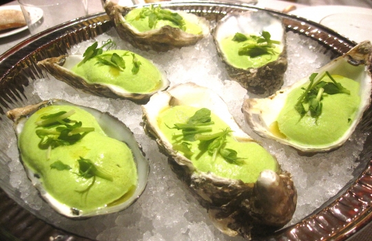 Galleria fotograficaSpugne di pane aromatizzate
Dopo il consueto pre-appetizer delle verdure disidratate (primo contenitore), arrivano le spugne, seconda parentesi colorata che rallegra il pasto dall&rsquo;inizio. In questo caso sono aromatizzate agli spinaci e uova di salmone; alla cipolla cotta al forno con terrina di vitello e alla curcuma con lardo. &laquo;Ma le combinazioni possono essere infinite&raquo;, spiega Matteo Baronetto, braccio destro di Carlo Cracco, &laquo;si possono utilizzare anche in pasticceria al cocco, ai lamponi&hellip; La tecnica &egrave; mutuata da Ferran Adri&agrave;. Abbiamo cercato di personalizzarla nel gusto. A me ricordano molto i canap&egrave; della tradizione piemontese. Senza maionese naturalmente&raquo;. Vivacit&agrave; cromatica ulteriormente ravvivata da un terzo contenitore di foglie di shiso e fiori di zucchina in tempura con riso venere e riso ai piselli fritto (che non vedete perch&eacute;, ahinoi, la foto &egrave; venuta male)Lamponi e sambuco
Nella girandola di appetizer spiccano questi piccoli lamponi farciti con infusione di sambuco serviti sul ghiaccio. &laquo;I suoi fiori in questi giorni li senti anche a Milano, passeggiando al parco. Un odore forte e piacevole. Stiamo lavorando allo stesso concetto anche con le fragole, i mirtilli, il ribes o i gelsi. Un'idea che interpreta quella tradizione sudamericana che ribalta l'ordine delle pietanze, con la frutta all'inizio del percorso, un po' come gi&agrave; succede con la nostra insalata russa caramellata. Sposa nota fruttate e speziate. Ma al posto della frutta potrebbe starci benissimo un'oliva, perch&eacute; no?&raquo;Panino al seitan con insalata e tartufo nero
Un panino di seitan dal contenuto variabile: al congresso di Identit&agrave; Milano 2012, sede della sua anteprima, c&rsquo;erano songino, fiori di piselli e lingua. &laquo;Sono masse di seitan da 15 grammi messe a cuocere nel micro-onde a 90 watt. Il calore fa lievitare il glutine tipo quasi alla maniera del vetro soffiato. L&rsquo;ispirazione ci &egrave; venuta da una ricetta di Simone Salvini letta sul sito di Identit&agrave; Golose&raquo;. A Milano la lingua cancell&ograve; l&rsquo;apparente connotazione vegana del piatto