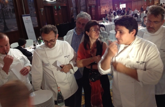 Galleria fotografica






A spasso tra i canali di Venezia. Esclusa l'estemporanea grandinata di domenica 24, la dodicesima edizione della S.Pellegrino Cooking Cup ha regalato un clima memorabile








Globetrotter, signature dish di Lorenzo Cogo alla Cooking Cup 2012








Il signature dish di Martin Volkaerts, belga dell'Air du Temps








Aragosta con vinaigrette d’ostrica e quinoa croccante, piatto che è valso a David Frenkel del Pronto di Tel Aviv, Israele, il People Choice’s Award 2012








Dumpling di lardo e gamberi con asparagi, tartufi di mare e erbe estive, signature dish di Richard Ousby del Quay di Sydney, Young Chef of the Year 2012








Bietola di sgombro con crema d'aglio, piselli e riso saltato, il piatto cucinato in mare dal vincitore Richard Ousby








La pietanza disegnata sabato sera da Jacob Holmstrom del Gastrologik di Stoccolma: un viaggio attorno al salmone che ha convinto tutti i giurati (e che gli è valso il secondo posto finale)





