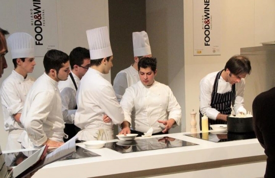 Galleria fotograficaA sinistra, Roberto Ceraudo, vignaiolo calabrese e tra i grandi protagonisti di Milano Food & Wine FestivalClaudio Sadler, cuoco protagonista di MF&WF (foto Ezio Zigliani)Federico Graziani del Luogo di Aimo e Nadia e Luca Gardini, due grandi sommelier (foto Ezio Zigliani)Pietro Zito, cuoco di Antichi Sapori a Montegrosso d'Andria (foto Ezio Zigliani)