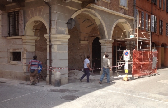 Photogallery






 
Modena’s colonnades, 186 thousand inhabitants and 3 restaurants with at least one Michelin star: Hostaria del Mare (1), Erba del Re (1) and Osteria Francescana (3 stars), our destination
 








Yellow and red tones prevail





