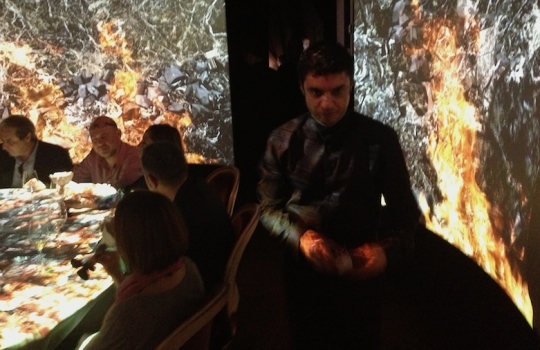 Galleria fotografica






Le prove generali








Prove del primo atto: al centro, il Bonsai di pica-pica


















Comincia la nostra esperienza: occhio all'indirizzo del centro Arts Santa Monica








Fuori staziona il van di Girona con tutto il nécessaire commestibile








Dentro, la targa coi ringraziamenti a tutti coloro che hanno lavorato al progetto








Per arrivare al set dell'opera si attraversa una mostra che proietta in oblò teaser coi motivi anticipatori di quel che troveremo dentro








Un altro teaser








Il set prima delle trasmissioni













Si parte








Una spirale ci introduce al viaggio








Al centro del tavolo, nascosto tra bonsai (un classico rochiano), pica-pica di bon bon rappresentativi di vari paesi: cevice peruviano, guacamole messicano, cous-cous marocchino...








Commensali spiazzati








Il sogno ha inizio: l'atto primo mette in tavola la Luna, sfere di tartufo bianco e nero con distillato terrestre








Intorno, un video di Franc Aleu, le musiche di Luca Francesconi e il tableware di Taller Luesma Vega








La luna








Atto secondo: lo spazio








Piatto dello spazio: aria di fichi di Cap de Creus








C'è un calice diverso per ogni atto: si passa dal cava agli champagne, dall'Armagnac ai Rioja a semplici gocce di distillati, versati anche sulla mano








Intorno, un altro splendido 3D di Franc Aleu, con le musiche di Sergi Caballero, Pedro Alcade








E' l'ofiuco, il tredicesimo segno zodiacale, tema del terzo atto













Atto quarto: Under the Sea, il set  diventa uno scenario sottomarino (vedi video 1)













E a tavola arriva una composizione golosissima di piatti di mare, servita in sculture di Pere Gifre e Dani Molina: vellutata di ricci grigliati, anemoni impanati, parmentier di octopus, marinata di frutti di mare e cirripedi













Tra un atto e l'altro, la voce calma di Josep Roca


















Atto Quinto, il Giardino delle Esperidi, dal sapore orientale: nel piatto, un fiore Mandala con limone, curry, bietole, mango, cocco, finocchio, yogurt, cannella, cardamomo, menta, zenzero, pepe, fiori, carciofi e agnello













Atto Sesto: il Corteggiamento













Motivi Yin Yang ovunque: nelle musiche di Albert Guinovart, nei video di Franc Aleu. E nel piatto dei Roca: Ostriche marinate in sherry Palo Cortado, salsa di ostriche, aglio bianco e nero





