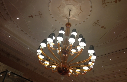 Galleria fotografica






L'ingresso di Palazzo Parigi








Carlo Cracco e il sommelier milanese Matteo Ghiringhelli. In serata berremo bollicine Giulio Ferrari, Malvasia Istriana di Vie di Romans e una mirabile Barbera 2001 di Vigneti Massa. 720 le referenze in carta inserite da Ghiringhelli: 60% italiane, 30% Francia, 10% resto del mondo








Carlo Cracco (in fasci di beatitudine per colpa del pessimo fotografo) con un ragazzo della brigata di Palazzo Parigi. L'executive è Diego Giglio, una lunga militanza in via Victor Hugo al fianco di CC e del corregionale piemontese Matteo Baronetto: "Da Matteo ci divide solo la fede calcistica", scherza Giglio, nato a Carmagnola, "juventino io, granata lui"








Quattro dei tavoli in sala, tutti in posizione angolare, sfoggiano questi divani perfetti per cene chick to chick








Alle pareti specchiere, stucchi e arazzi di pregio. Si nota un camino





