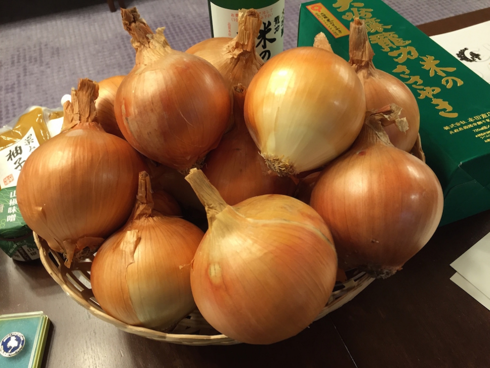 Galleria fotograficaKobe, un milione e mezzo di abitanti, &egrave; la capitale tranquilla della prefettura giapponese di Hyogo, a sua volta inserita nella macro-regione di Kansai, raggiungibile dall&rsquo;aeroporto internazionale di Osaka. Kobe dista da Osaka un&rsquo;oretta di macchina e 23 minuti di Shinkansen, i treni ad alta velocit&agrave; del Giappone. La tratta Kobe-Tokyo, circa 550 chilometri, si percorre in appena 2 ore e mezza
La prefettura di Hyogo - divisa nelle 4 province di Settsu (Kobe), Harima, Tamba e Tajima - unisce due coste: il mare del Giappone e il mare di Seto nel Pacifico a sud. Il suo simbolo &egrave; il castello di Himeji, patrimonio mondiale dell&rsquo;umanit&agrave; Unesco, eretto nel 1601. Tra poche settimane, tutt&rsquo;attorno, cominceranno a fiorire i ciliegi, uno spettacolo molto atteso&nbsp;(foto&nbsp;dronestagr.am)
La fama di Kobe accrebbe nel 1868 quando venne aperto il porto, che oggi dialoga con 500 altri porti di 130 paesi nel mondo. &Egrave; una tappa popolare per le navi da crociera. Kobe &egrave; un centro importante per le industrie pesanti e l&rsquo;acciaio: tra le altre, Kawasaki, Mitsubishi e Toshiba (foto seanews)

&nbsp;
Uno dei poli&nbsp;gastronomici pi&ugrave; vivaci di Kobe &egrave; sotterraneo, nel centro commerciale di Sogo. Decine di isole curatissime, con prodotti gastronomici di ogni genere. In primis, esercizi di patisserie e chocolaterie, una replica perfetta dei modelli francesi
Il pane &egrave; un simbolo importante per la gastronomia di Kobe, per i locali e per gli expat, circa 40mila residenti da tutto il mondo
I macaron, molto popolari nella Kobe bene
Passiamo alle meraviglie della gastronomia giapponese autentica: sempre sotto al centro commerciale Sogo, drappi di tessuto tinti con ideogrammi nascondono gli ingressi di piccole tavole a conduzione familiare, come questo teppanyiaki. Quattro tavoli in tutto, ognuno con piastra, per arroventarsi qualsiasi cosa. Nel nostro caso, soba meshi (noodle fritti con carne) e okonomiyaki, sorta di frittata. Vietato indossare maglioni pregiati
Nel centro di Kobe spunta anche una vivace Chinatown. Sono forti i legami commerciali tra la citt&agrave; giapponese e l&rsquo;isola cinese (con ambizioni irredentiste) di Taiwan
Le relazioni tra Kobe e Taiwan si sono rafforzate anche per un tragico destino comune: le calamit&agrave; naturali. Il terremoto di Kobe del 17 gennaio 1995 provoc&ograve; 6.400 vittime e 40mila feriti, danneggiando oltre 240mila palazzi. Nella foto, la prima sede del ristorante di cucina tradizionale Matsunoya dopo il sisma
Il ristorante Matsunoya &egrave; rinato in una nuova sede. Gli abbiamo dedicato un post
La chiusura del menu kaiseki del Matsunoya: t&egrave; matcha frullato per qualche secondo con canne di bamb&ugrave;, una preparazione molto popolare
Siamo accolti nel quartier generale della prefettura di Hyogo dal governatore in persona, il signor Toshizo Ido (nella foto, a destra). &laquo;Volevamo ringraziarvi anche per la nostra formidabile&nbsp;esperienza all&rsquo;Expo&raquo;, ci ha detto
I vasi di tulipani nel giardino della residenza del governatore di Hyogo
Dove comprare coltelli da cucina a Kobe? Coltelleria Kireaji-no-le, sulla Moto manchi dori, strada popolare per lo shopping
Con la pluri-premiata macelleria Moriya, passiamo al simbolo per cui la citt&agrave; portuale &egrave; famosa nel mondo: la carne di Kobe. Ottenuta da vitelli purosangue Tajima, vengono cresciuti per due anni negli allevamenti di Hyogo. Sulle sue caratteristiche di marmorizzazione abbiamo parlato diverse volte&nbsp;nei giorni di Expo. La curiosit&agrave; che non sapevamo &egrave; che fino al 1868, l&rsquo;anno in cui fu aperto il porto di Kobe, nessuno in citt&agrave; mangiava carne. Furono gli inglesi a insegnare loro l&rsquo;arte della macelleria. Purtroppo non riusciremo a visitare alcun allevamento. La motivazione ufficiale? &laquo;Dovreste stare qui a Kobe per almeno 80 giorni&raquo;, ci hanno spiegato gli interlocutori di Jetro Kobe, &laquo;solo da allora la vostra composizione batterica non risulter&agrave; pi&ugrave; nociva per i nostri bovini&raquo;
La carne di Kobe &egrave; servita in 37 insegne della citt&agrave; (e 300 in tutto il Giappone). Dove andare? Da Kobe Plaisir, al 2-11-5 della Shimoyamate, quartiere Chuo-ku
La lavagna del menu del ristorante Kobe Plaisir, un inno alla carne pi&ugrave; ambita del mondo
Lo chef del teppanyiaki, la spettacolare griglia di Kobe Plaisir
Sul suo vassoio, due meravigliose entrec&ocirc;te di carne di Kobe. Rosolate ai lati, rosse dentro, si squaglieranno in bocca
Impossibile chiedere una tartare di Kobe: vietate
Sulla griglia il ragazzo abbrustolir&agrave; anche cipolle, funghi, melanzane e rape
Comincia il tour lontano da Kobe, a caccia delle altre bont&agrave; della prefettura di Hyogo. Iniziamo dal miso dell&rsquo;azienda centenaria Rokko di Ashya. Se in Italia dici miso, pensi a un prodotto unico. Ma, cos&igrave; come non esiste &ldquo;la birra&rdquo; o il &ldquo;vino&rdquo;, cos&igrave; dobbiamo abituarci a pluralizzare un genere che l&rsquo;Occidente ingenuamente interpreta spesso come singolare. Esistono infinite variet&agrave; di miso, a seconda delle tecniche di lavorazione (bollitura in acqua o a vapore del riso), del tipo di ingredienti utilizzati (riso, ma anche segale o grano, che poi vengono uniti a fagioli neri di soia cotti) e dell&rsquo;arco temporale di fermentazione
A tavola, l&rsquo;impiego del miso non &egrave; limitato, come crediamo in Italia, alla sola zuppa in apertura del pasto (o alla fine delle maratone: gli atleti la bevono subito per sciogliere i muscoli induriti dai chilometri): la letteratura gastronomica giapponese abbonda di marinature di carne e pesce e dessert
Il futuro miso &egrave; messo a fermentare per due anni pressato da massi rocciosi, sotto al pavimento dell&rsquo;azienda Rokko. Questi miso sono pregiati perch&eacute; la loro salinit&agrave; &egrave; molto inferiore rispetto agli stessi simili pi&ugrave; cheap
Asakuro sansho (pepe), messo sotto alcol. &Egrave; uno dei prodotti pi&ugrave; interessanti che abbiamo trovato nella prefettura di Hyogo: lo abbiamo trovato nell&rsquo;entroterra di Yabu, nelle vicinanze di una frequentata pista di sci. Detto anche &ldquo;diamante verde&rdquo;, il suo frutto crudo esprime una marcata nota citrica che anestetizza piacevolmente la lingua per qualche minuto
Il pepe Asakuro si raccoglie nell&rsquo;ultima settimana di maggio, quando tutte le famiglie di Yabu e dintorni &ndash; anziani inclusi &ndash; scuotono 5.500 alberelli, percorsi da una frenetica energia. Longino & Cardenal sta per importarlo in Italia. Scommettiamo fin da ora sul dilagare del prodotto nei menu d&rsquo;autore
Carne di manzo di Tajima al pepe Asakuro con salsa di soia al vino rosso. Sul retro, verdure croccanti. Ci &egrave; stato servito al ristorante&nbsp;La Riviere di Yabu
Un formidabile tris di cr&egrave;me br&ucirc;l&eacute;e, ancora al ristorante La Riviere. L&rsquo;ortodossia del dessert &egrave; solo apparente perch&eacute; ogni tazzina &egrave; spinta da un&rsquo;aromatizzazione speciale: nell&rsquo;ordine da sinistra a destra, t&egrave; matcha, pepe Asakuro e zenzero
Media scatenati con gli ospiti italiani al ristorante La Riviere&hellip;.
&hellip;ci accoglie anche il sindaco di Yabu&hellip;
&hellip;e i risultati arrivano il giorno dopo: con l&rsquo;autore di questo dossier c&rsquo;erano Felice Lo Basso, chef del ristorante Unico di Milano e Riccardo Uleri, ceo di Longino & Cardenal
Intermezzo serale: verdura&hellip;
&hellip; e carne, da piastrare sul teppanyiaki, naturalmente
Tappa successiva: andiamo alla scoperta dei pregiati fagioli neri di soia (tambaguro) nella provincia di Tamba (guro=fagioli). Nella foto, l&rsquo;ingresso dell&rsquo;azienza Odagakishouten di Sasayama, fondata 180 anni fa
I fagioli neri di soia si coltivano da oltre 400 anni. A giugno ha inizio la semina; cento giorni dopo, da met&agrave; novembre a marzo, si estraggono dai baccelli: a novembre, una piccola parte verr&agrave; usata come edamame (i fagioli che troviamo spesso a inizio pasto in un ristorante giapponese), una gran parte finir&agrave; nella fabbrica che cominciamo a visitare
La parte pi&ugrave; interessante del processo avviene al piano superiore: su 5 tavoli tondi, squadre da 6&nbsp;operai osservano i fagioli raccolti ed essiccati uno a uno. Devono scartare quelli non sferici o bucati dagli insetti. &laquo;I fagioli neri buoni emettono un suono dolce quando rimbalzano sul tavolo&raquo;, spiegano. Sono quelli che finiranno nelle lavorazioni finali. Qualit&agrave; assoluta
I fagioli neri di soia sono venduti al naturale, cotti al vapore, caramellati o arrostiti
Dai fagioli neri di soia si ricava anche del te e farina per dolci come il gelato di soia nera (a sinistra)
Ad Harima, nel museo di Ibonoito, passiamo a un grande prodotto della tradizione di Hyogo: la pasta somen. Composti da farina bianca, acqua cristallina del fiume Ibo e sale di Ako, hanno alle spalle una storia di 600 anni. I somen premium sono venduti in fasci e sono avvolti da una fascetta centrale, che cambia colore a seconda del diametro
&nbsp;
Per lungo tempo, i somen sono stati tirati a mano attraverso articolati telai, alla maniera dei tessuti. Oggi la tecnica &egrave; aggiornata con sofisticati automatismi
La magia dei somen, pasta ad alta tenuta elastica
La famiglia delle paste giapponesi (kanmen) &egrave; piuttosto ricca: con i somen (foto) ci sono i popolari ramen (farina di frumento, acqua, sale e kansui, cio&egrave; acqua minerale alcalina), udon (farina bianca, acqua e sale ma spessore pi&ugrave; ampio dei somen e consistenza decisa), soba (farina di grano saraceno e farina bianca intrecciate ad acqua calda o fredda e diametro medio) e chasoba (nella foto, stessa tecnica dei soba e aggiunta di t&egrave; verde nell&rsquo;impasto)
Chasoba: soba con t&egrave; matcha nell'impasto
Felice Lo Basso si cimenta nell&rsquo;arte dei somen
I somen cuociono in acqua bollente per due minuti (ma anche meno se il diametro &egrave; pi&ugrave; sottile) e daranno origine a tutta una variet&agrave; di piatti, dalle insalate ai dessert. Il migliore assaggiato? Somen intinti nel brodo d&rsquo;anatra caldo. Ma funzionano alla grande anche con le zuppe fredde d&rsquo;estate
