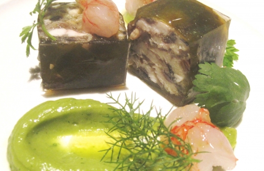 Galleria fotograficaSul piatto, occhiali da vista graduati diversi per impedire alle non-aquile di strizzare gli occhi come Jerry Lewis in quel famoso sketchIl pane in apertura al Devero. Al centro, quello di Eugenio Pol, "ciclope del pane" (cit. Meldolesi) che miete sempre pi&ugrave; clienti nell'alta ristorazionePatata soffice uovo e uova, capperi e limone, classicit&agrave; d'avanguardia al sifone che non stufaManzo Piemontese battuto al coltello, lamelle di foie gras, erbe aromatiche e salsa tartara, un altro classico di Enrico Bartolini. La costante &egrave; una sola: la carne del macellaio cremonese&nbsp;Franco Cazzamali.&nbsp;Variabili gli altri addendi. Non che la contingenza del foie gras dispiaccia