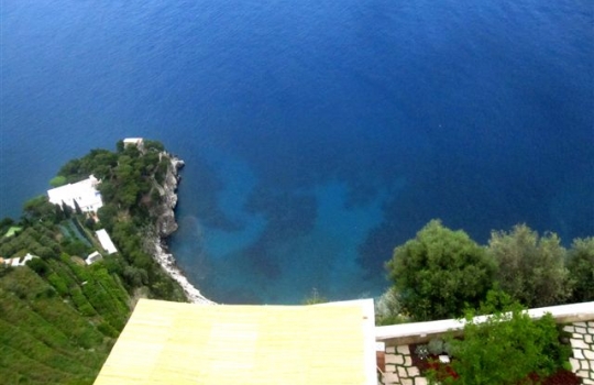 Galleria fotografica






Una foto del Monastero di Santa Rosa, prima della ristrutturazione. Costruito nel 1680, è sospeso a circa 500 metri sul livello del mare di Conca dei Marini, a un passo da Amalfi (Salerno). Prima dell'abbandono è stato gestito dalla famiglia Caterina per 3 generazioni. Nel 2001, l'acquisto dell'ereditiera Bianca Sharma. I lavori di restauro sono durati 11 lunghi anni








La facciata principale del Monastero vista dal terrazzamento della piscina. Le 20 suite, tutte con affaccio su Salerno e sul Cilento fino a Punta Licosa, portano ognuna il nome di un'erba, un fiore o una spezia locale (melissa, viola...). In alta stagione i prezzi oscillano tra i 550 e gli 850 euro a notte per le stanze "standard", fino a 2.950 euro per la Penthouse Suite





