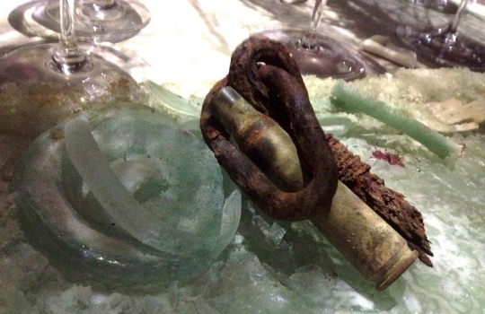 Galleria fotografica






Le prove generali








Prove del primo atto: al centro, il Bonsai di pica-pica


















Comincia la nostra esperienza: occhio all'indirizzo del centro Arts Santa Monica








Fuori staziona il van di Girona con tutto il nécessaire commestibile








Dentro, la targa coi ringraziamenti a tutti coloro che hanno lavorato al progetto








Per arrivare al set dell'opera si attraversa una mostra che proietta in oblò teaser coi motivi anticipatori di quel che troveremo dentro








Un altro teaser








Il set prima delle trasmissioni













Si parte








Una spirale ci introduce al viaggio








Al centro del tavolo, nascosto tra bonsai (un classico rochiano), pica-pica di bon bon rappresentativi di vari paesi: cevice peruviano, guacamole messicano, cous-cous marocchino...








Commensali spiazzati








Il sogno ha inizio: l'atto primo mette in tavola la Luna, sfere di tartufo bianco e nero con distillato terrestre








Intorno, un video di Franc Aleu, le musiche di Luca Francesconi e il tableware di Taller Luesma Vega








La luna








Atto secondo: lo spazio








Piatto dello spazio: aria di fichi di Cap de Creus








C'è un calice diverso per ogni atto: si passa dal cava agli champagne, dall'Armagnac ai Rioja a semplici gocce di distillati, versati anche sulla mano








Intorno, un altro splendido 3D di Franc Aleu, con le musiche di Sergi Caballero, Pedro Alcade








E' l'ofiuco, il tredicesimo segno zodiacale, tema del terzo atto













Atto quarto: Under the Sea, il set  diventa uno scenario sottomarino (vedi video 1)













E a tavola arriva una composizione golosissima di piatti di mare, servita in sculture di Pere Gifre e Dani Molina: vellutata di ricci grigliati, anemoni impanati, parmentier di octopus, marinata di frutti di mare e cirripedi













Tra un atto e l'altro, la voce calma di Josep Roca


















Atto Quinto, il Giardino delle Esperidi, dal sapore orientale: nel piatto, un fiore Mandala con limone, curry, bietole, mango, cocco, finocchio, yogurt, cannella, cardamomo, menta, zenzero, pepe, fiori, carciofi e agnello













Atto Sesto: il Corteggiamento













Motivi Yin Yang ovunque: nelle musiche di Albert Guinovart, nei video di Franc Aleu. E nel piatto dei Roca: Ostriche marinate in sherry Palo Cortado, salsa di ostriche, aglio bianco e nero








Ci si prepara ai fuochi d'artificio del settimo atto. I 12 camerieri si avvertono appena, se non quando illuminati dalle scenografie





