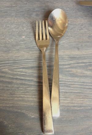 Galleria fotografica






In cammino verso il Noma. Il ristorante è al piano terra del palazzone più a sinistra. Per arrivarci dalla popolare insenatura di Nyhavn (il punto da cui è scattata la foto), occorre fare un bel giro. Ma si notano i lavori per la costruzione di un ponte. Che condurrà dritto all'insegna








Altra prospettiva sul Noma da Nyhavn. Il ristorante galleggia sulla Christianshavn, una delle tante isole artificiali che compongono Copenhagen








Di là del fiume, sulla lunga via che conduce allo spiazzo del Noma








Uno scenario molto tranquillo, di case pastello. Il silenzio è perché vanno tutti in bici













Al massimo si sente rombare qualche scafo








Il vascello davanti al Noma. Oltre a quella danese, sventolano le bandiere di Isole Far Oer e Groenlandia: le loro ambasciate sono nello stesso palazzo del ristorante. Coerenza nordica








Il retro del ristorante. L'80% delle 80 persone che lavorano al Noma viene a lavorare in bici, chef incluso








Dietro al ristorante, un'iscrizione ricorda i passeggeri scomparsi a bordo della danese Hans Hedtoft. Il transatlantico si scontrò il 30 gennaio 1959 contrò un iceberg in Groenlandia. Fu ritrovata solo una cintura di sicurezza
 








L'ingresso del ristorante, al civico 93 di Strandgade








La vista, ingresso alle spalle








Tra l'ingresso e la cucina a vista, spicca un corner di decoro simil-giapponese. A sinistra s'intravede Noma, time and place in Nordic Cuisine, edizioni Phaidon, un testo fondamentale per approfondire tutti i rivoli del Redzepi-mondo. La versione italiana si ordina qui








Una pianta di piccoli agrumi orla la cucina a vista








La porta d'ingresso vista dalla cucina








Le sedie, molto comode, sono anni Sessanta con schienali foderati di pelle di pecora, alcune più morbide di altre








I tavoli sono ampi e senza tovaglie. Attorno prevale il grigio e i colori rustici, sulle travi in legno del soffitto ma anche sulle divise dei ragazzi di sala








La finestra accanto al nostro tavolo








E' lo chef Rene Redzepi a introdurci al pasto: in un vaso di fiori danesi, l'unico pendaglio commestibile è una sorta di carta musica croccante (flatbread) di farina di malto all'aroma di ginepro. Nel piattino in basso, una deliziosa crème fraîche acida per intingerlo








Il flatbread è quello che svetta. "Ma se ci tenete, provate a mangiare anche i fiori", scherza Redzepi. Il cuoco scompare nelle segrete del Noma. Lo ritroveremo solo alla fine del pasto








Tutti i 14 appetizer si mangeranno con le mani. Unica posata, il coltello per tirar su e leccare la crème fraîche da sola (da fare quando tutti gli altri clienti son distratti, però)








Moss and Cep: Muschio di renna con polvere di funghi porcini. E' il corpo bianco, molto saporito ed evanescente, da intingere anch'esso nella crème fraîche
 








Crispy pork skin and black currant: Pelle di maiale croccante e ribes nero, lo strato più esterno. Aspro e croccante








Il ribes nero non ci lascerà prima di molto tempo








Blue mussels and celery: cozze e sedano. Solo due sono quelle buone








La parte inferiore del guscio è commestibile (ancora farina di malto)








Il quinto appetizer è nascosto in una deliziosa scatola di biscotti in latta della tradizione danese (chi non ricorda i Danish butter cookies?)








Cinque tondini, ma solo due "interessanti"








Si chiamano Cheese cookies, rocket and stems, letteralmente Biscotti al formaggio, ruchetta e gambi di erbe aromatiche, un felice snack potenzialmente riproducibile nei nord e nei sud del mondo








Appetizer #6: Potato and duck liver, Patate e fegato d'anatra: le patate croccanti sono in due strati e a mo' di sandwich racchiudono la mousse di fegato. La spolverata è di funghi trombette dei morti, disidratati e polverizzati, una tecnica che troveremo frequentemente








Dried carrot and sorrel, Carote grigliate a fuoco lento per 14 ore, disidratate e servite su polvere di fieno. Si intingono nell'emulsione di acetosella accanto. Un grande piatto perché di inattesa, energica acidità








Ottava entrée: Caramelized milk and cod liver, Biscotto di latte caramellato e fegato di merluzzo, quest'ultimo ghiacciato e pulito. Il secondo dona un aroma molto strong, che domina sul biscotto croccante. Per palati muscolari








Le uova dentro l'uovo








Pickled and smoked quails eggs, Uova di quaglia sbollentate, marinate e affumicate, un classico del Noma. Il tuorlo è completamente liquido








Col Veal fibres and söl, Filamenti di vitello e söl, decimo appetizer, entra in gioco per la prima volta un'alga di mare. E' il söl, appunto, dulse in inglese, Palmaria palmata nella tassonomia scientifica, un'alga rossa incastrata nei filamenti di vitello precedentemente tagliati sottili e poi fritti. Curioso l'impiatto a nido di ingredienti che alla fine incastrano terra e mare








Herb Toast and smoked cod roe, Toast alle erbe e uova di merluzzo affumicato, un'altra grandiosa tapa nordica da far su in due bocconi. Se non ricordiamo male, lo strato superiore è brodo di fegato d'anatra disidratato








Radish, soil and grass, Rapanello, "suolo" ed erba, un altro grande classico del Noma, un paesaggio commestibile di chiara genesi basca-adrianesca, molto replicato negli anni. Carote baby e rapanelli sono interrati in un "suolo" che è una crema di farina di malto con nocciole disidratate. Sotto ancora, uno yogurt di erbe. Finite le verdure, abbiamo chiesto dei cucchiaini per ripulire il suolo








Una foto (di spreadbutter) chiarisce meglio il contenuto del vasetto








Æbleskiver e muikku, penultimo appetizer, di concezione piuttosto recente. Un'antica tradizione dolce danese (Æbleskiver significa "piccoli pezzi di mela" ma la mela qui non c'è) è presentata in versione salata. Code e teste dei muikku, sorta di aringhe baby, sono infilzate in due bigné dall'impasto molto morbido con del ripieno di cetriolo marinato, ben riconoscibile al palato. L'aspetto dispone il cliente alla sfida ma la sua bizzarria visiva si scioglie presto in due bocconi morbidi, eleganti e deliziosi








Ultimo di 14 appetizer: Sorrel leaf and cricket paste, Foglia di acetosella (leggermente piccante) con pasta di grillo. Sì, proprio l'insetto dei prati, qui in consistenza di crema, inserita nel gambo dell'acetosella. Mettendo a fermentare grilli e orzo fermentato, Redzepi ha ottenuto una sorta di garum molto interessante, simile alla soia. Completa il piatto in foto, una granita di nasturzio ghiacciato








E il vino? Non producendo la Danimarca nettari di rilievo, è forse il capitolo meno allettante del Noma. La carta è un trionfo di vini ottenuti in climi freddi: francesi, tedeschi o austriaci soprattutto. Vini di acidità spinta che si combinano bene con le prevalenti acidità dei piatti. Le persone inquadrate nella foto hanno optato per il pairing coi succhi di frutta, quelli sì interessanti e autoctoni: il percorso prevede 7-8 succhi tra cui carote e ginepro, sedano e sedanorapa, cetriolo, eccetera. E i vini italiani? Pochi e tutti rossi, soprattutto di produttori di nebbiolo del Piemonte. "Ma li chiedono solo i norvegesi", ci raccontano








Terminati appetizer e main courses, sbirciamo i lavori in cucina. In primo piano, Samuel Nutter, sous chef inglese








Al centro, riconosciamo Matthew Orlando di San Diego, 35 anni e da 4 e mezzo head chef del Noma. Più tardi ci rivelerà che entro un paio d'anni aprirà il suo ristorante a Copenhagen. "E Renè che ne pensa?", chiediamo. "E' proprio lui a incoraggiarci a metterci in proprio", risponde Orlando. Vero, chiedere anche a Christian Puglisi








Ancora Orlando ci spiegherà che, tra sala, cucina, preparazioni e laboratorio, il Noma arriva a impiegare dall'alba a mezzanotte fino a 80 persone








La cucina prevede 7 comparti: il caldo, il freddo, la pasticceria, gli snack, produzione e mise-en-place, le preparazioni della squadra del mattino e la ricerca (su quest'ultima torneremo più avanti). Gli stagisti scelgono di lavorarci, sapendo di non essere pagati. Redzepi riceve un centinaio di curricula a settimana








Torniamo a tavola e troviamo nuove posate: rami appuntiti di sambuco








Servono a infilzare il primo delle portate "serie", Potato and snails, patate e lumache, servito in due piatti. Il primo è una terrina (rovente) di piccole deliziose patate affumicate e semiaffogate in una salsa al burro dolce e al tavolo spolverate con sale proprio di sambuco. Accanto, piccoli ceppi d'albero affumicati








Accanto, l'altra metà del piatto da infilzare coi bastoncini di sambuco: lumache glassate nel loro succo con burro dolce, olio al prezzemolo ed emulsione di piselli fermentati





