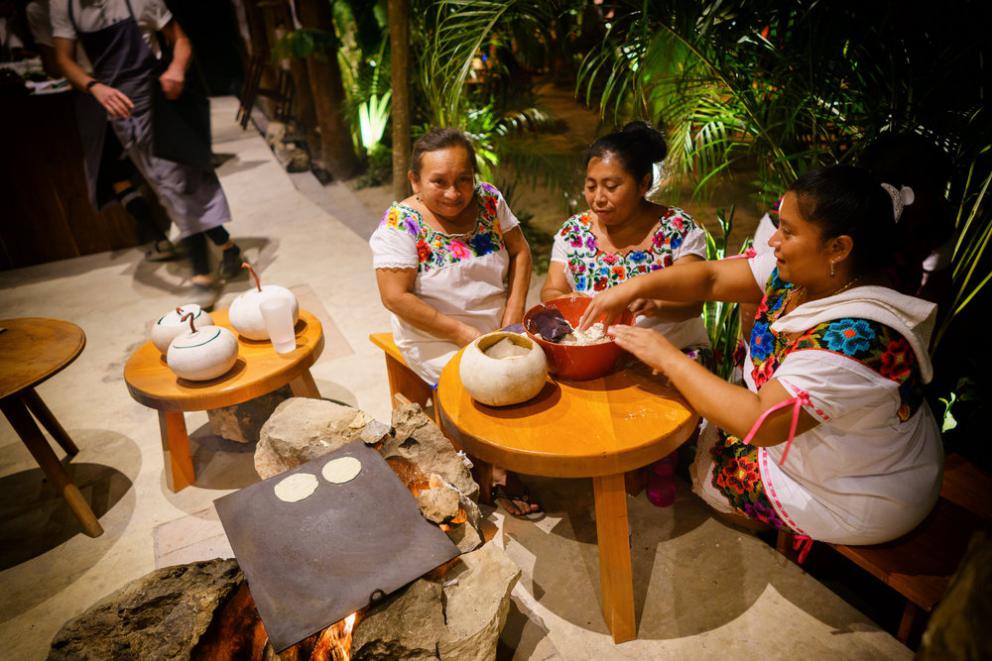 Galleria fotograficaChampagne&nbsp;Louis Roederer&nbsp;2009, Blanc de blancs
Pi&ntilde;uela e tamarindo
Pi&ntilde;uela&nbsp;e tamarindo, da vicino
Vongola regina dal golfo di California
La vongola da vicino
Saluto con pomodori disidratati e chapulines&nbsp;
Brodo freddo di masa con lime e fiori del momento
Mead, birrificio&nbsp;Escollo, stato di&nbsp;Quer&eacute;taro
Cocco giovane e caviale
Vino: Presencia Casual 2014, da uve Semillon,&nbsp;Luis-Antoine Luyt, Cile
Frutta tropicale e Chile de arbol (peperoncino Coda di topo)
Frutta locale
Ceviche di banana e olio di alghe kelp
Alga kelp gigante e michelada di cozze
Taco di spinaci Chaya&nbsp;con ostriche fresche dalla Bahia Falsa (Baja California)
Il taco da vicino
Amber ale del&nbsp;birrificio Cebia,&nbsp;Merida
Zucca grigliata per intero
Una notte sotto le stelle
Tostada con escamoles (larve di formiche)
La tostada da vicino
Birra Golden Sour del birrifico&nbsp;Wendlandt di&nbsp;Ensenada (Messico)
Polpo appena cotto in crosta di sale masa
Il polpo cotto su salsa dzikilpak
Ancora il polpo
Tortillas da Yaxunah
Altre tortillas
Epazote, pomodoro verde e mezcal
Lo chef Ren&egrave; Redzepi
Lech&oacute;n (maialino da latte)
Cerdo pel&oacute;n (maiale creolo messicano) e grano&nbsp;macinato fresco da Yaxunah
Il maiale da vicino
Il mole di Rosio (Sanchez, storica pasticciera messicana del Noma, ndr) con capesante disidratate e hoja santa grigliata
Il mole di Rosio
Vino La Fama Roja di&nbsp;Bichi, stato di&nbsp;Tecate (Baja California, Messico)
Dessert: avocado grigliato e semi di mamey
Cioccolato dal cacao locale Jaguar e peperoncini mixe
Peperoncini da vicino
Le tortillas di&nbsp;Yaxunah
La sala all'aperto e lo chef
