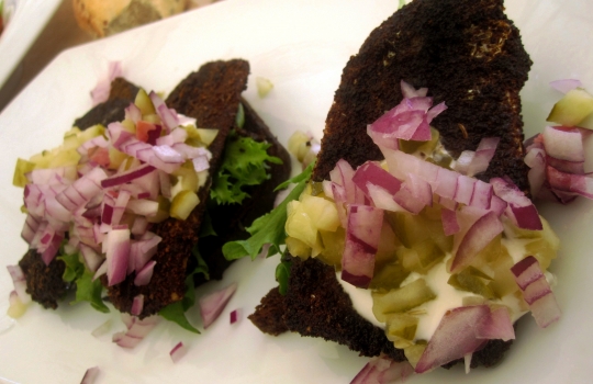 Galleria fotografica






Grande poco più della Svizzera, l'Estonia è la più settentrionale delle Repubbliche Baltiche. E' entrata nell'Ue nel maggio 2004 e, da gennaio scorso, adotta l'euro come moneta unica. Il 10% del suo territorio è composto da isole e isolotti (in tutto, 1.520)








<p>Tallinn, capitale dell'Estonia, ha 400mila abitanti circa, più o meno come Firenze. Nota come "città della pietra calcarea", la cinta muraria della complesso medioevale misura 2 km e conta su 26 torri. Uno spasso girare per i viottoli, specie nei giorni di sole</p>








Il più illustre cuoco della nazione è Dimitri Demjanov, co-autore del libro in foto, accademico dell'Estonian Culinary Institute nonché coach della delegazione nazionale estone in concorso agli ultimi Bocuse D'Or. Tecnica francese e fascinazioni scandinave contemporanee (Renè Redzepi, Claus Meyer...), si batte per la crescita gastronomica del Paese: «fino a due anni fa nessuno qui sapeva nulla sulla stagionalità dei prodotti...», spiega








Il ristorante Gloria di Dimitri Demjanov in centro a Tallinn. All'interno, un complesso di cunicoli scavati nelle mura della città, 2mila etichette esposte e una sala in cui assaggiarre piatti classici di stampo russo/francese come Aringhe alla Romanov o Scaloppe di foie gras. Per una cucina più contemporanea, rivolgersi all'Egoist, altra insegna di proprietà. Il nome tradisce l'inclinazione all'ego-riferimento del suo proprietario








La Sogliola del Gloria di Tallinn, impeccabile nella sua classicità (e non nella luce dello scatto, ahinoi)








Pane di segale, aringhe, patate, carne di maiale affumicata, merluzzo, grandi marinature per preservare gli alimenti nella rigidità dell'inverno. Sono i pilastri della cucina estone nel racconto di Dimitri Demjanov








La sala del Ristorante Ö, di gran lunga il migliore della Capitale, ai margini delle mura della città vecchia. In cucina, Dmitri Fomenko, 30 anni. In carta, i vini italiani sono elencati prima di quelli francesi. Prezzi medi delle 3 portate: 13, 23 e 8 euro. Degustazione di 6 portate: 65 euro








Tartare "non tradizionale" di manzo con insalata di acetosella e crema di crescione del Ristorante Ö di Tallinn








Pesce bianco con cavoli in infusione nella vaniglia e salsa alla zucca del Ristorante Ö di Tallinn








L'ingresso del Three Sisters Hotel alla fine della via Pikk, dentro le mura della città vecchia. E' l'unico boutique hotel di Tallinn ed è affiliato alla Relais & Chateaux. Nasce dall'unione di 3 edifici distinti, costruiti nel 1362 e uniti solo nel 2003 da un gran lavoro architettonico. In alta stagione le suite vanno da 410 a 946 euro a notte








Il Sigaro di foglie di cavolo, carne di maiale e salsa chili del Bordoo, ristorante dell'hotel Three Sisters di Tallinn, chef  Tõnis Siigur (foto De Cesare Viola)








Hell Hunt, il pub più frequentato dagli estoni di Tallinn, sulla via Pikk. E' il luogo perfetto per osservare la gente del posto - in agosto turisti da ogni dove, tra cui italiani a caccia di ragazze e britannici in cerca di alcolpop a basso prezzo - con una bella pinta di Rauchbier o Lager





