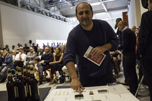 Galleria fotograficaHangar Bicocca, via Chiese 2, Milano. Per la prima volta teatro della presentazione della Guida di Identit&agrave;, &egrave; uno spazio polifunzionale nato nel 2004 dalla riconversione a spazio d&rsquo;arte contemporanea di un ex stabilimento appartenuto alla BredaAperto da gioved&igrave; a domenica, dalle 11 alle 23L'Hangar &egrave; anche HB Kids, programma di attivit&agrave; concepito apposta per i bimbi dai 12 ai 14 anni e le loro famiglie&nbsp;I Sette Palazzi Celesti di Anselm Kiefer, mostra permanente dell'HangarCon le permanenti, anche splendide mostre temporanee come Unidisplay di Carsten Nicolai, a&nbsp;cura di Chiara Bertola e Andrea LissoniSedie in attesa della conferenza di Identit&agrave;Claudio Scavizzi, regista di produzione, Magenta BureauRiunione pre-conferenza: Cinzia Benzi, colonna commerciale di Identit&agrave; Golose e Paolo MarchiAll'accoglienza: Annalisa Bianchi ed Elisa Pella di Magenta BureauClaudio Ceroni, presidente di Magenta Bureau, l'altra met&agrave; di Identit&agrave; GolosePaolo Marchi, l'altra met&agrave; di Identit&agrave; Golose, curatore della GuidaMain sponsorCarlo Cracco, ristorante CraccoOre 10.30, la sala inizia lentamente a riempirsiOre 11, la sala &egrave; gremita. In foto si riconoscono, da sinistra, Lorenzo Cogo, Fabio Pisani,&nbsp;Antonio Santini, Stefania Moroni, Gennaro Esposito, Mario Peqini, Alessandro NegriniTarsia Trevisan, giornalista di Class Life e splendida conduttrice della giornataFabio Barbaglini, da poco al timone della gloriosa Antica Osteria del Ponte di Cassinetta di Lugagnano (Milano)Carlo CraccoLuigi Taglienti, Trussardi alla ScalaChicco Cerea, Da Vittorio a Brusaporto (Bergamo)Anna Maschio, Bonaventura MaschioPadre Maurizio, Opera di San FrancescoGabriele Zanatta, caporedattore della GuidaAndrea Apreda, chef dell'Imago dell'Hotel Hassler e volto di Identit&agrave; New York, 12-14 ottobre prossimiElisabetta Serraiotto, responsabile Marketing & Comunicazione del Consorzio Grana Padano tra Claudio Ceroni e Paolo MarchiAl centro, Beniamino Nespor ed Eugenio Roncoroni de Al Mercato, Milano