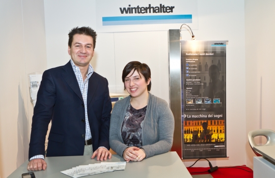 Galleria fotograficaAl centro Davide Oldani del D'O di Cornaredo (Milano) con Oliviero Toscani, fotografo e produttore di vinoGuffanti, storici affinatori di formaggi ad Arona (Novara)Lo spazio espositivo di Acqua Panna e S. Pellegrino. Le illustrazioni sono firmate da Gianluca BiscalchinPastificio dei CampiSelecta, un recinto di bont&agrave; firmate anche da Michele Rotondo, chef della Masseria Petrino di Palagianello (Taranto)Brindisi con Birra Moretti Grand Cru. A destra si riconosce Simone Padoan dei Tigli di San Bonifacio (Verona)