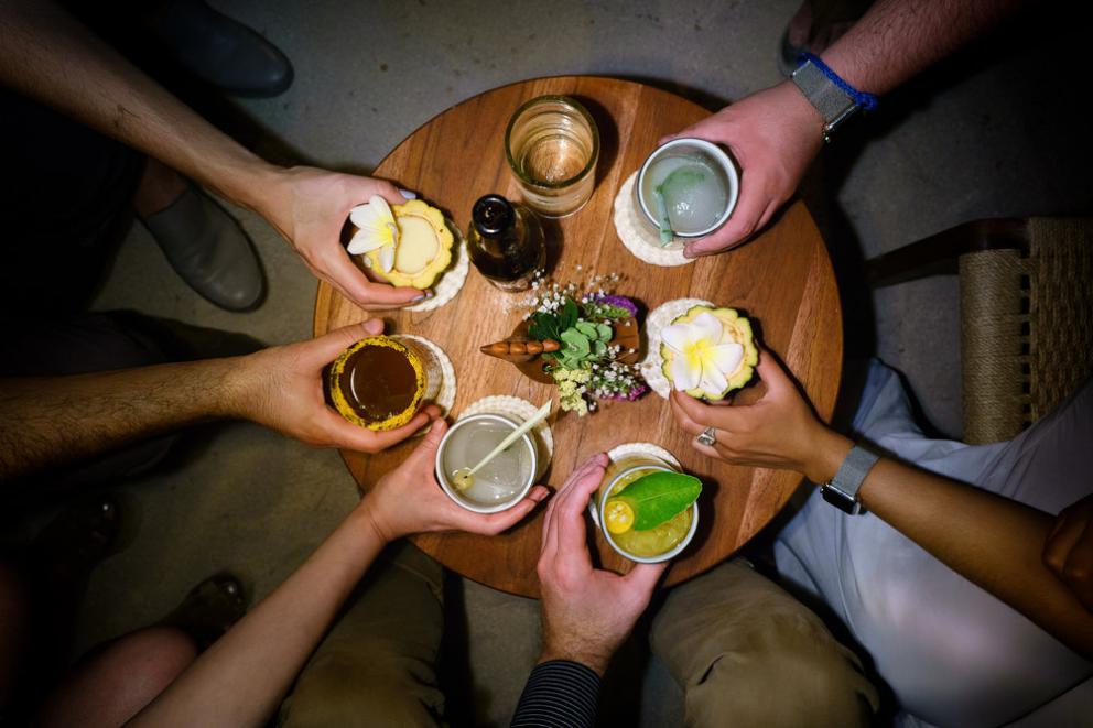 Galleria fotograficaChampagne&nbsp;Louis Roederer&nbsp;2009, Blanc de blancs
Pi&ntilde;uela e tamarindo
Pi&ntilde;uela&nbsp;e tamarindo, da vicino
Vongola regina dal golfo di California
La vongola da vicino
Saluto con pomodori disidratati e chapulines&nbsp;
Brodo freddo di masa con lime e fiori del momento
Mead, birrificio&nbsp;Escollo, stato di&nbsp;Quer&eacute;taro
Cocco giovane e caviale
Vino: Presencia Casual 2014, da uve Semillon,&nbsp;Luis-Antoine Luyt, Cile
Frutta tropicale e Chile de arbol (peperoncino Coda di topo)
Frutta locale
Ceviche di banana e olio di alghe kelp
Alga kelp gigante e michelada di cozze
Taco di spinaci Chaya&nbsp;con ostriche fresche dalla Bahia Falsa (Baja California)
Il taco da vicino
Amber ale del&nbsp;birrificio Cebia,&nbsp;Merida
Zucca grigliata per intero
Una notte sotto le stelle
Tostada con escamoles (larve di formiche)
La tostada da vicino
Birra Golden Sour del birrifico&nbsp;Wendlandt di&nbsp;Ensenada (Messico)
Polpo appena cotto in crosta di sale masa
Il polpo cotto su salsa dzikilpak
Ancora il polpo
Tortillas da Yaxunah
Altre tortillas
Epazote, pomodoro verde e mezcal
Lo chef Ren&egrave; Redzepi
Lech&oacute;n (maialino da latte)
Cerdo pel&oacute;n (maiale creolo messicano) e grano&nbsp;macinato fresco da Yaxunah
Il maiale da vicino
Il mole di Rosio (Sanchez, storica pasticciera messicana del Noma, ndr) con capesante disidratate e hoja santa grigliata
Il mole di Rosio
Vino La Fama Roja di&nbsp;Bichi, stato di&nbsp;Tecate (Baja California, Messico)
Dessert: avocado grigliato e semi di mamey
Cioccolato dal cacao locale Jaguar e peperoncini mixe
Peperoncini da vicino
Le tortillas di&nbsp;Yaxunah
La sala all'aperto e lo chef
Le tortillas
La preparazione delle noci di cocco
