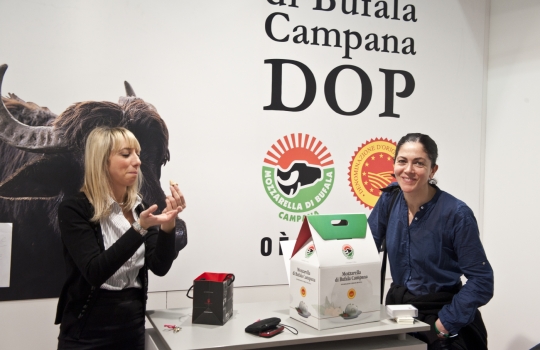 Galleria fotograficaAl centro Davide Oldani del D'O di Cornaredo (Milano) con Oliviero Toscani, fotografo e produttore di vinoGuffanti, storici affinatori di formaggi ad Arona (Novara)Lo spazio espositivo di Acqua Panna e S. Pellegrino. Le illustrazioni sono firmate da Gianluca BiscalchinPastificio dei CampiSelecta, un recinto di bont&agrave; firmate anche da Michele Rotondo, chef della Masseria Petrino di Palagianello (Taranto)Brindisi con Birra Moretti Grand Cru. A destra si riconosce Simone Padoan dei Tigli di San Bonifacio (Verona)Le alchimie pastaiole di Davide Scabin del Combal.Zero di Rivoli (Torino) allo stand FelicettiGrana Padano superstarMassimo Spigaroli dell'Antica Corte Pallavicina di Polesine Parmense (Parma), produttore di un leggendario culatelloI ragazzi di Molino GrassiIl pane di Princi