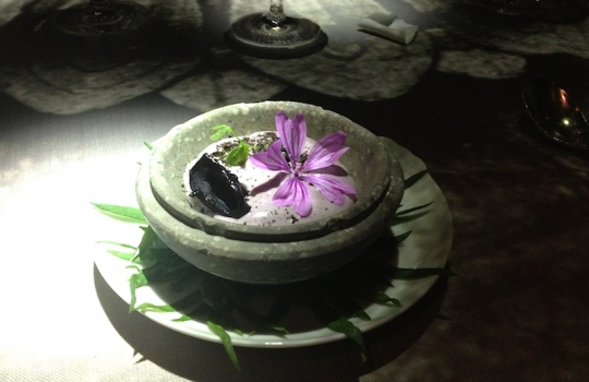 Galleria fotografica






Le prove generali








Prove del primo atto: al centro, il Bonsai di pica-pica


















Comincia la nostra esperienza: occhio all'indirizzo del centro Arts Santa Monica








Fuori staziona il van di Girona con tutto il nécessaire commestibile








Dentro, la targa coi ringraziamenti a tutti coloro che hanno lavorato al progetto








Per arrivare al set dell'opera si attraversa una mostra che proietta in oblò teaser coi motivi anticipatori di quel che troveremo dentro








Un altro teaser








Il set prima delle trasmissioni













Si parte








Una spirale ci introduce al viaggio








Al centro del tavolo, nascosto tra bonsai (un classico rochiano), pica-pica di bon bon rappresentativi di vari paesi: cevice peruviano, guacamole messicano, cous-cous marocchino...








Commensali spiazzati








Il sogno ha inizio: l'atto primo mette in tavola la Luna, sfere di tartufo bianco e nero con distillato terrestre








Intorno, un video di Franc Aleu, le musiche di Luca Francesconi e il tableware di Taller Luesma Vega








La luna








Atto secondo: lo spazio








Piatto dello spazio: aria di fichi di Cap de Creus








C'è un calice diverso per ogni atto: si passa dal cava agli champagne, dall'Armagnac ai Rioja a semplici gocce di distillati, versati anche sulla mano








Intorno, un altro splendido 3D di Franc Aleu, con le musiche di Sergi Caballero, Pedro Alcade








E' l'ofiuco, il tredicesimo segno zodiacale, tema del terzo atto













Atto quarto: Under the Sea, il set  diventa uno scenario sottomarino (vedi video 1)













E a tavola arriva una composizione golosissima di piatti di mare, servita in sculture di Pere Gifre e Dani Molina: vellutata di ricci grigliati, anemoni impanati, parmentier di octopus, marinata di frutti di mare e cirripedi













Tra un atto e l'altro, la voce calma di Josep Roca


















Atto Quinto, il Giardino delle Esperidi, dal sapore orientale: nel piatto, un fiore Mandala con limone, curry, bietole, mango, cocco, finocchio, yogurt, cannella, cardamomo, menta, zenzero, pepe, fiori, carciofi e agnello













Atto Sesto: il Corteggiamento













Motivi Yin Yang ovunque: nelle musiche di Albert Guinovart, nei video di Franc Aleu. E nel piatto dei Roca: Ostriche marinate in sherry Palo Cortado, salsa di ostriche, aglio bianco e nero








Ci si prepara ai fuochi d'artificio del settimo atto. I 12 camerieri si avvertono appena, se non quando illuminati dalle scenografie








Atto sette: i piatti sono creazioni ispirate ai fossili di Roos Van de Velde








Dopo la mela candita, tema dell'ottavo atto, l'opera assume i toni ancora più foschi nel nono, la Guerra: Royale d'oca con gocce di sangue di bietola. Le musiche di Wolfgang Mitterer e le immagini di Franc Aleu si fanno cruente (vedi video 2)








Atto Dieci: Misericordia/Morte





