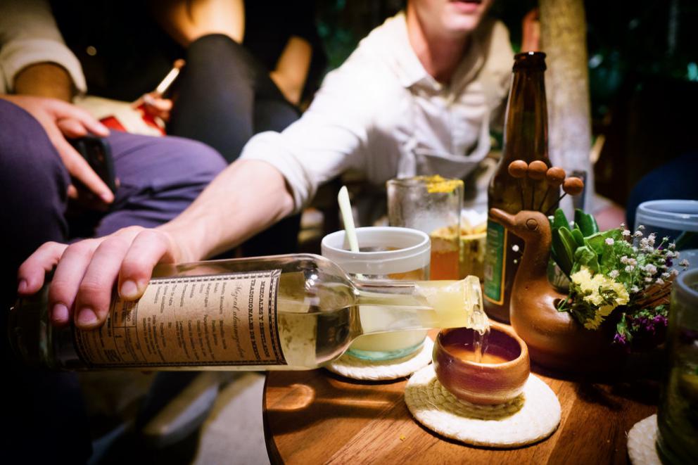 Galleria fotograficaChampagne&nbsp;Louis Roederer&nbsp;2009, Blanc de blancs
Pi&ntilde;uela e tamarindo
Pi&ntilde;uela&nbsp;e tamarindo, da vicino
Vongola regina dal golfo di California
La vongola da vicino
Saluto con pomodori disidratati e chapulines&nbsp;
Brodo freddo di masa con lime e fiori del momento
Mead, birrificio&nbsp;Escollo, stato di&nbsp;Quer&eacute;taro
Cocco giovane e caviale
Vino: Presencia Casual 2014, da uve Semillon,&nbsp;Luis-Antoine Luyt, Cile
Frutta tropicale e Chile de arbol (peperoncino Coda di topo)
Frutta locale
Ceviche di banana e olio di alghe kelp
Alga kelp gigante e michelada di cozze
Taco di spinaci Chaya&nbsp;con ostriche fresche dalla Bahia Falsa (Baja California)
Il taco da vicino
Amber ale del&nbsp;birrificio Cebia,&nbsp;Merida
Zucca grigliata per intero
Una notte sotto le stelle
Tostada con escamoles (larve di formiche)
La tostada da vicino
Birra Golden Sour del birrifico&nbsp;Wendlandt di&nbsp;Ensenada (Messico)
Polpo appena cotto in crosta di sale masa
Il polpo cotto su salsa dzikilpak
Ancora il polpo
Tortillas da Yaxunah
Altre tortillas
Epazote, pomodoro verde e mezcal
Lo chef Ren&egrave; Redzepi
Lech&oacute;n (maialino da latte)
Cerdo pel&oacute;n (maiale creolo messicano) e grano&nbsp;macinato fresco da Yaxunah
Il maiale da vicino
Il mole di Rosio (Sanchez, storica pasticciera messicana del Noma, ndr) con capesante disidratate e hoja santa grigliata
Il mole di Rosio
Vino La Fama Roja di&nbsp;Bichi, stato di&nbsp;Tecate (Baja California, Messico)
Dessert: avocado grigliato e semi di mamey
Cioccolato dal cacao locale Jaguar e peperoncini mixe
Peperoncini da vicino
Le tortillas di&nbsp;Yaxunah
La sala all'aperto e lo chef
Le tortillas
La preparazione delle noci di cocco
Drink di fine pasto