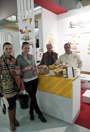 Galleria fotograficaAl centro Davide Oldani del D'O di Cornaredo (Milano) con Oliviero Toscani, fotografo e produttore di vinoGuffanti, storici affinatori di formaggi ad Arona (Novara)Lo spazio espositivo di Acqua Panna e S. Pellegrino. Le illustrazioni sono firmate da Gianluca BiscalchinPastificio dei CampiSelecta, un recinto di bont&agrave; firmate anche da Michele Rotondo, chef della Masseria Petrino di Palagianello (Taranto)Brindisi con Birra Moretti Grand Cru. A destra si riconosce Simone Padoan dei Tigli di San Bonifacio (Verona)Le alchimie pastaiole di Davide Scabin del Combal.Zero di Rivoli (Torino) allo stand FelicettiGrana Padano superstarMassimo Spigaroli dell'Antica Corte Pallavicina di Polesine Parmense (Parma), produttore di un leggendario culatelloI ragazzi di Molino GrassiIl pane di PrinciA destra, Rosanna Marziale, cuoca delle Colonne di Caserta