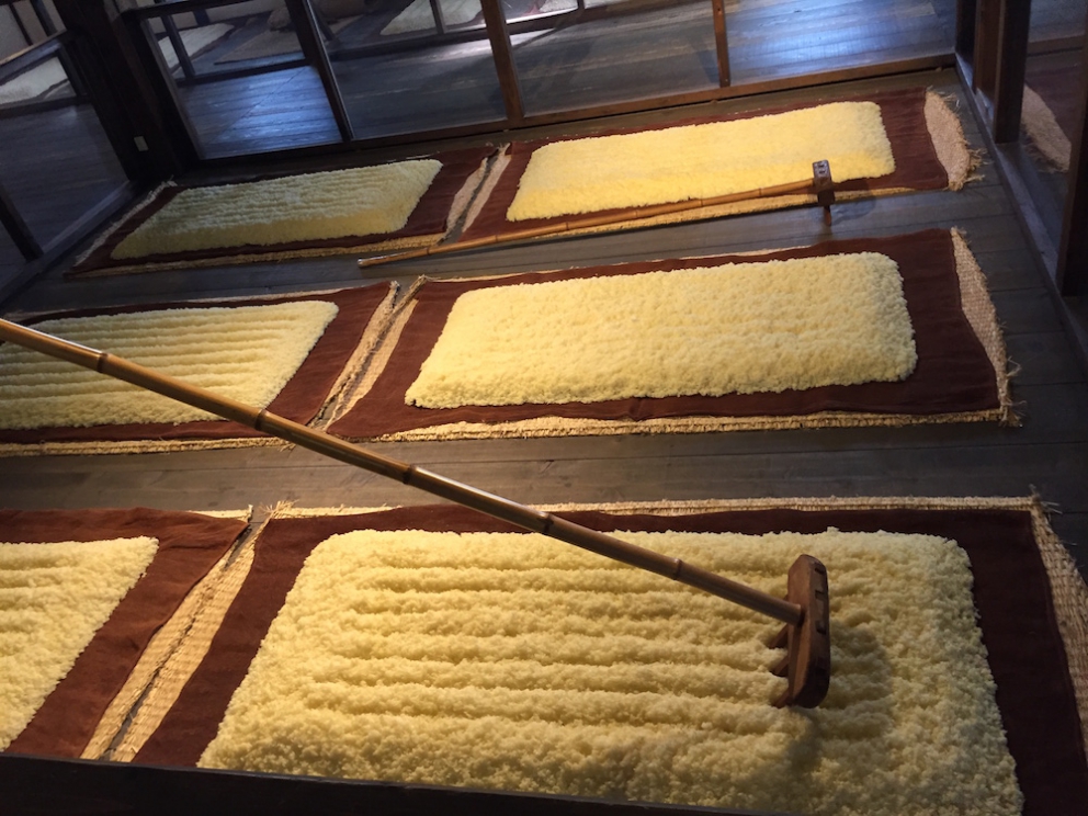 Galleria fotograficaKobe, un milione e mezzo di abitanti, &egrave; la capitale tranquilla della prefettura giapponese di Hyogo, a sua volta inserita nella macro-regione di Kansai, raggiungibile dall&rsquo;aeroporto internazionale di Osaka. Kobe dista da Osaka un&rsquo;oretta di macchina e 23 minuti di Shinkansen, i treni ad alta velocit&agrave; del Giappone. La tratta Kobe-Tokyo, circa 550 chilometri, si percorre in appena 2 ore e mezza
La prefettura di Hyogo - divisa nelle 4 province di Settsu (Kobe), Harima, Tamba e Tajima - unisce due coste: il mare del Giappone e il mare di Seto nel Pacifico a sud. Il suo simbolo &egrave; il castello di Himeji, patrimonio mondiale dell&rsquo;umanit&agrave; Unesco, eretto nel 1601. Tra poche settimane, tutt&rsquo;attorno, cominceranno a fiorire i ciliegi, uno spettacolo molto atteso&nbsp;(foto&nbsp;dronestagr.am)
La fama di Kobe accrebbe nel 1868 quando venne aperto il porto, che oggi dialoga con 500 altri porti di 130 paesi nel mondo. &Egrave; una tappa popolare per le navi da crociera. Kobe &egrave; un centro importante per le industrie pesanti e l&rsquo;acciaio: tra le altre, Kawasaki, Mitsubishi e Toshiba (foto seanews)

&nbsp;
Uno dei poli&nbsp;gastronomici pi&ugrave; vivaci di Kobe &egrave; sotterraneo, nel centro commerciale di Sogo. Decine di isole curatissime, con prodotti gastronomici di ogni genere. In primis, esercizi di patisserie e chocolaterie, una replica perfetta dei modelli francesi
Il pane &egrave; un simbolo importante per la gastronomia di Kobe, per i locali e per gli expat, circa 40mila residenti da tutto il mondo
I macaron, molto popolari nella Kobe bene
Passiamo alle meraviglie della gastronomia giapponese autentica: sempre sotto al centro commerciale Sogo, drappi di tessuto tinti con ideogrammi nascondono gli ingressi di piccole tavole a conduzione familiare, come questo teppanyiaki. Quattro tavoli in tutto, ognuno con piastra, per arroventarsi qualsiasi cosa. Nel nostro caso, soba meshi (noodle fritti con carne) e okonomiyaki, sorta di frittata. Vietato indossare maglioni pregiati
Nel centro di Kobe spunta anche una vivace Chinatown. Sono forti i legami commerciali tra la citt&agrave; giapponese e l&rsquo;isola cinese (con ambizioni irredentiste) di Taiwan
Le relazioni tra Kobe e Taiwan si sono rafforzate anche per un tragico destino comune: le calamit&agrave; naturali. Il terremoto di Kobe del 17 gennaio 1995 provoc&ograve; 6.400 vittime e 40mila feriti, danneggiando oltre 240mila palazzi. Nella foto, la prima sede del ristorante di cucina tradizionale Matsunoya dopo il sisma
Il ristorante Matsunoya &egrave; rinato in una nuova sede. Gli abbiamo dedicato un post
La chiusura del menu kaiseki del Matsunoya: t&egrave; matcha frullato per qualche secondo con canne di bamb&ugrave;, una preparazione molto popolare
Siamo accolti nel quartier generale della prefettura di Hyogo dal governatore in persona, il signor Toshizo Ido (nella foto, a destra). &laquo;Volevamo ringraziarvi anche per la nostra formidabile&nbsp;esperienza all&rsquo;Expo&raquo;, ci ha detto
I vasi di tulipani nel giardino della residenza del governatore di Hyogo
Dove comprare coltelli da cucina a Kobe? Coltelleria Kireaji-no-le, sulla Moto manchi dori, strada popolare per lo shopping
Con la pluri-premiata macelleria Moriya, passiamo al simbolo per cui la citt&agrave; portuale &egrave; famosa nel mondo: la carne di Kobe. Ottenuta da vitelli purosangue Tajima, vengono cresciuti per due anni negli allevamenti di Hyogo. Sulle sue caratteristiche di marmorizzazione abbiamo parlato diverse volte&nbsp;nei giorni di Expo. La curiosit&agrave; che non sapevamo &egrave; che fino al 1868, l&rsquo;anno in cui fu aperto il porto di Kobe, nessuno in citt&agrave; mangiava carne. Furono gli inglesi a insegnare loro l&rsquo;arte della macelleria. Purtroppo non riusciremo a visitare alcun allevamento. La motivazione ufficiale? &laquo;Dovreste stare qui a Kobe per almeno 80 giorni&raquo;, ci hanno spiegato gli interlocutori di Jetro Kobe, &laquo;solo da allora la vostra composizione batterica non risulter&agrave; pi&ugrave; nociva per i nostri bovini&raquo;
La carne di Kobe &egrave; servita in 37 insegne della citt&agrave; (e 300 in tutto il Giappone). Dove andare? Da Kobe Plaisir, al 2-11-5 della Shimoyamate, quartiere Chuo-ku
La lavagna del menu del ristorante Kobe Plaisir, un inno alla carne pi&ugrave; ambita del mondo
Lo chef del teppanyiaki, la spettacolare griglia di Kobe Plaisir
Sul suo vassoio, due meravigliose entrec&ocirc;te di carne di Kobe. Rosolate ai lati, rosse dentro, si squaglieranno in bocca
Impossibile chiedere una tartare di Kobe: vietate
Sulla griglia il ragazzo abbrustolir&agrave; anche cipolle, funghi, melanzane e rape
Comincia il tour lontano da Kobe, a caccia delle altre bont&agrave; della prefettura di Hyogo. Iniziamo dal miso dell&rsquo;azienda centenaria Rokko di Ashya. Se in Italia dici miso, pensi a un prodotto unico. Ma, cos&igrave; come non esiste &ldquo;la birra&rdquo; o il &ldquo;vino&rdquo;, cos&igrave; dobbiamo abituarci a pluralizzare un genere che l&rsquo;Occidente ingenuamente interpreta spesso come singolare. Esistono infinite variet&agrave; di miso, a seconda delle tecniche di lavorazione (bollitura in acqua o a vapore del riso), del tipo di ingredienti utilizzati (riso, ma anche segale o grano, che poi vengono uniti a fagioli neri di soia cotti) e dell&rsquo;arco temporale di fermentazione
A tavola, l&rsquo;impiego del miso non &egrave; limitato, come crediamo in Italia, alla sola zuppa in apertura del pasto (o alla fine delle maratone: gli atleti la bevono subito per sciogliere i muscoli induriti dai chilometri): la letteratura gastronomica giapponese abbonda di marinature di carne e pesce e dessert
Il futuro miso &egrave; messo a fermentare per due anni pressato da massi rocciosi, sotto al pavimento dell&rsquo;azienda Rokko. Questi miso sono pregiati perch&eacute; la loro salinit&agrave; &egrave; molto inferiore rispetto agli stessi simili pi&ugrave; cheap
Asakuro sansho (pepe), messo sotto alcol. &Egrave; uno dei prodotti pi&ugrave; interessanti che abbiamo trovato nella prefettura di Hyogo: lo abbiamo trovato nell&rsquo;entroterra di Yabu, nelle vicinanze di una frequentata pista di sci. Detto anche &ldquo;diamante verde&rdquo;, il suo frutto crudo esprime una marcata nota citrica che anestetizza piacevolmente la lingua per qualche minuto
Il pepe Asakuro si raccoglie nell&rsquo;ultima settimana di maggio, quando tutte le famiglie di Yabu e dintorni &ndash; anziani inclusi &ndash; scuotono 5.500 alberelli, percorsi da una frenetica energia. Longino & Cardenal sta per importarlo in Italia. Scommettiamo fin da ora sul dilagare del prodotto nei menu d&rsquo;autore
Carne di manzo di Tajima al pepe Asakuro con salsa di soia al vino rosso. Sul retro, verdure croccanti. Ci &egrave; stato servito al ristorante&nbsp;La Riviere di Yabu
Un formidabile tris di cr&egrave;me br&ucirc;l&eacute;e, ancora al ristorante La Riviere. L&rsquo;ortodossia del dessert &egrave; solo apparente perch&eacute; ogni tazzina &egrave; spinta da un&rsquo;aromatizzazione speciale: nell&rsquo;ordine da sinistra a destra, t&egrave; matcha, pepe Asakuro e zenzero
Media scatenati con gli ospiti italiani al ristorante La Riviere&hellip;.
&hellip;ci accoglie anche il sindaco di Yabu&hellip;
&hellip;e i risultati arrivano il giorno dopo: con l&rsquo;autore di questo dossier c&rsquo;erano Felice Lo Basso, chef del ristorante Unico di Milano e Riccardo Uleri, ceo di Longino & Cardenal
Intermezzo serale: verdura&hellip;
&hellip; e carne, da piastrare sul teppanyiaki, naturalmente
Tappa successiva: andiamo alla scoperta dei pregiati fagioli neri di soia (tambaguro) nella provincia di Tamba (guro=fagioli). Nella foto, l&rsquo;ingresso dell&rsquo;azienza Odagakishouten di Sasayama, fondata 180 anni fa
I fagioli neri di soia si coltivano da oltre 400 anni. A giugno ha inizio la semina; cento giorni dopo, da met&agrave; novembre a marzo, si estraggono dai baccelli: a novembre, una piccola parte verr&agrave; usata come edamame (i fagioli che troviamo spesso a inizio pasto in un ristorante giapponese), una gran parte finir&agrave; nella fabbrica che cominciamo a visitare
La parte pi&ugrave; interessante del processo avviene al piano superiore: su 5 tavoli tondi, squadre da 6&nbsp;operai osservano i fagioli raccolti ed essiccati uno a uno. Devono scartare quelli non sferici o bucati dagli insetti. &laquo;I fagioli neri buoni emettono un suono dolce quando rimbalzano sul tavolo&raquo;, spiegano. Sono quelli che finiranno nelle lavorazioni finali. Qualit&agrave; assoluta
I fagioli neri di soia sono venduti al naturale, cotti al vapore, caramellati o arrostiti
Dai fagioli neri di soia si ricava anche del te e farina per dolci come il gelato di soia nera (a sinistra)
Ad Harima, nel museo di Ibonoito, passiamo a un grande prodotto della tradizione di Hyogo: la pasta somen. Composti da farina bianca, acqua cristallina del fiume Ibo e sale di Ako, hanno alle spalle una storia di 600 anni. I somen premium sono venduti in fasci e sono avvolti da una fascetta centrale, che cambia colore a seconda del diametro
&nbsp;
Per lungo tempo, i somen sono stati tirati a mano attraverso articolati telai, alla maniera dei tessuti. Oggi la tecnica &egrave; aggiornata con sofisticati automatismi
La magia dei somen, pasta ad alta tenuta elastica
La famiglia delle paste giapponesi (kanmen) &egrave; piuttosto ricca: con i somen (foto) ci sono i popolari ramen (farina di frumento, acqua, sale e kansui, cio&egrave; acqua minerale alcalina), udon (farina bianca, acqua e sale ma spessore pi&ugrave; ampio dei somen e consistenza decisa), soba (farina di grano saraceno e farina bianca intrecciate ad acqua calda o fredda e diametro medio) e chasoba (nella foto, stessa tecnica dei soba e aggiunta di t&egrave; verde nell&rsquo;impasto)
Chasoba: soba con t&egrave; matcha nell'impasto
Felice Lo Basso si cimenta nell&rsquo;arte dei somen
I somen cuociono in acqua bollente per due minuti (ma anche meno se il diametro &egrave; pi&ugrave; sottile) e daranno origine a tutta una variet&agrave; di piatti, dalle insalate ai dessert. Il migliore assaggiato? Somen intinti nel brodo d&rsquo;anatra caldo. Ma funzionano alla grande anche con le zuppe fredde d&rsquo;estate
Di tutti i prodotti del paniere di Hyogo, abbiamo trovato buonissime le cipolle di Awaji, isola a sud di Kobe. Raccolte, essiccate, appese e raffreddate, hanno un sapore insolitamente molto dolce
Con l&rsquo;ultima tappa, approfondiamo i processi di produzione del simbolo giapponese pi&ugrave; celebre: il sak&egrave;. Torniamo a Kobe, nel quartiere generale di Hakutsuru, il marchio pi&ugrave; venduto nel mondo, azienda fondata nel 1743, con 34 miliardi di yen di fatturato (276 milioni di euro)
Un bel museo su pi&ugrave; piani riproduce la storia del sak&egrave; e tutti i passaggi di produzione. Il primo passaggio &egrave; il lavaggio (senmai): il riso raccolto viene lavato
Il riso lavato viene poi diviso a seconda degli utilizzi,&nbsp;e messo a raffreddare nelle botte, sollevate da una fune
