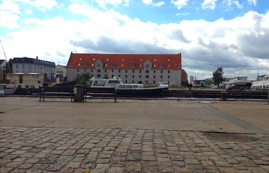 Galleria fotografica






In cammino verso il Noma. Il ristorante è al piano terra del palazzone più a sinistra. Per arrivarci dalla popolare insenatura di Nyhavn (il punto da cui è scattata la foto), occorre fare un bel giro. Ma si notano i lavori per la costruzione di un ponte. Che condurrà dritto all'insegna








Altra prospettiva sul Noma da Nyhavn. Il ristorante galleggia sulla Christianshavn, una delle tante isole artificiali che compongono Copenhagen








Di là del fiume, sulla lunga via che conduce allo spiazzo del Noma








Uno scenario molto tranquillo, di case pastello. Il silenzio è perché vanno tutti in bici













Al massimo si sente rombare qualche scafo








Il vascello davanti al Noma. Oltre a quella danese, sventolano le bandiere di Isole Far Oer e Groenlandia: le loro ambasciate sono nello stesso palazzo del ristorante. Coerenza nordica








Il retro del ristorante. L'80% delle 80 persone che lavorano al Noma viene a lavorare in bici, chef incluso








Dietro al ristorante, un'iscrizione ricorda i passeggeri scomparsi a bordo della danese Hans Hedtoft. Il transatlantico si scontrò il 30 gennaio 1959 contrò un iceberg in Groenlandia. Fu ritrovata solo una cintura di sicurezza
 








L'ingresso del ristorante, al civico 93 di Strandgade






