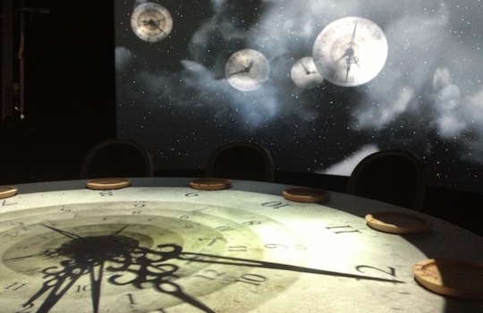 Galleria fotografica






Le prove generali








Prove del primo atto: al centro, il Bonsai di pica-pica


















Comincia la nostra esperienza: occhio all'indirizzo del centro Arts Santa Monica








Fuori staziona il van di Girona con tutto il nécessaire commestibile








Dentro, la targa coi ringraziamenti a tutti coloro che hanno lavorato al progetto








Per arrivare al set dell'opera si attraversa una mostra che proietta in oblò teaser coi motivi anticipatori di quel che troveremo dentro








Un altro teaser








Il set prima delle trasmissioni













Si parte








Una spirale ci introduce al viaggio








Al centro del tavolo, nascosto tra bonsai (un classico rochiano), pica-pica di bon bon rappresentativi di vari paesi: cevice peruviano, guacamole messicano, cous-cous marocchino...








Commensali spiazzati








Il sogno ha inizio: l'atto primo mette in tavola la Luna, sfere di tartufo bianco e nero con distillato terrestre








Intorno, un video di Franc Aleu, le musiche di Luca Francesconi e il tableware di Taller Luesma Vega








La luna








Atto secondo: lo spazio








Piatto dello spazio: aria di fichi di Cap de Creus








C'è un calice diverso per ogni atto: si passa dal cava agli champagne, dall'Armagnac ai Rioja a semplici gocce di distillati, versati anche sulla mano








Intorno, un altro splendido 3D di Franc Aleu, con le musiche di Sergi Caballero, Pedro Alcade








E' l'ofiuco, il tredicesimo segno zodiacale, tema del terzo atto













Atto quarto: Under the Sea, il set  diventa uno scenario sottomarino (vedi video 1)













E a tavola arriva una composizione golosissima di piatti di mare, servita in sculture di Pere Gifre e Dani Molina: vellutata di ricci grigliati, anemoni impanati, parmentier di octopus, marinata di frutti di mare e cirripedi













Tra un atto e l'altro, la voce calma di Josep Roca


















Atto Quinto, il Giardino delle Esperidi, dal sapore orientale: nel piatto, un fiore Mandala con limone, curry, bietole, mango, cocco, finocchio, yogurt, cannella, cardamomo, menta, zenzero, pepe, fiori, carciofi e agnello













Atto Sesto: il Corteggiamento













Motivi Yin Yang ovunque: nelle musiche di Albert Guinovart, nei video di Franc Aleu. E nel piatto dei Roca: Ostriche marinate in sherry Palo Cortado, salsa di ostriche, aglio bianco e nero








Ci si prepara ai fuochi d'artificio del settimo atto. I 12 camerieri si avvertono appena, se non quando illuminati dalle scenografie








Atto sette: i piatti sono creazioni ispirate ai fossili di Roos Van de Velde








Dopo la mela candita, tema dell'ottavo atto, l'opera assume i toni ancora più foschi nel nono, la Guerra: Royale d'oca con gocce di sangue di bietola. Le musiche di Wolfgang Mitterer e le immagini di Franc Aleu si fanno cruente (vedi video 2)








Atto Dieci: Misericordia/Morte








Spuma di patate viola, bon bon di gelato di genziana, midollo di vitello, rabarbaro con caviale e funghi trombette della morte. Attorno, fumi d'incenso di Artemisia








Dopo la Gloria (undicesimo atto, il piatto che respira del video 3) approdiamo rapidi alla chiusura del dodicesimo anno (il Risveglio della primavera)





